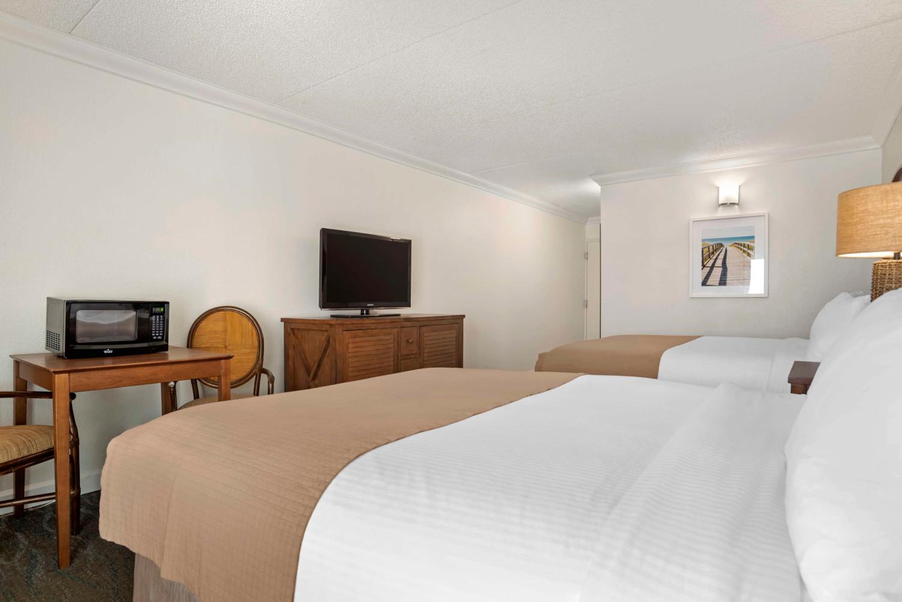 Queen Room with Two Queen Beds - Limited View/Non-Smoking photo 2