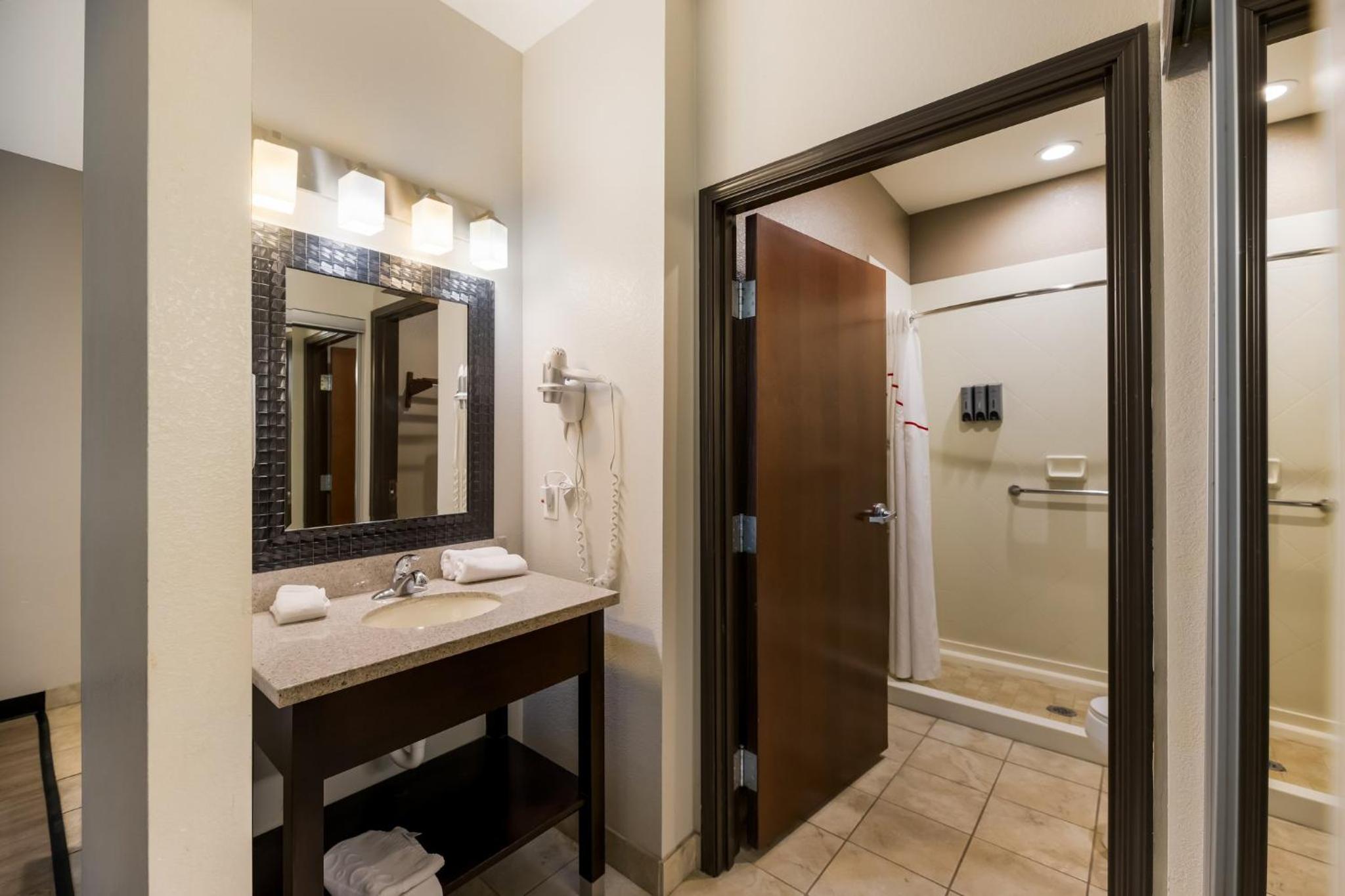 Superior King Room with Kitchen Walk-In Shower Smoke Free photo 3