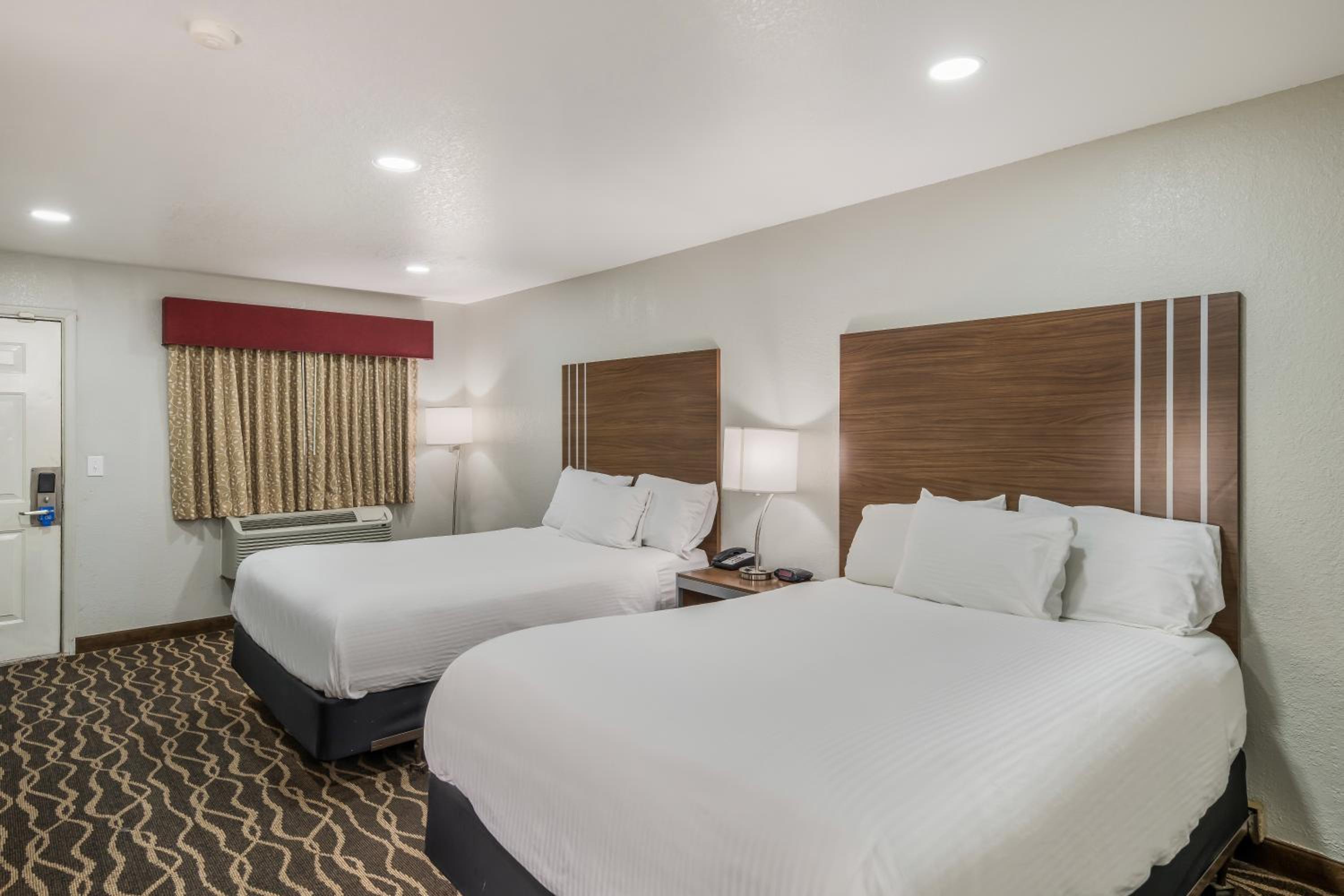 Quadruple Room with Two Queen Beds - Non Smoking photo 3