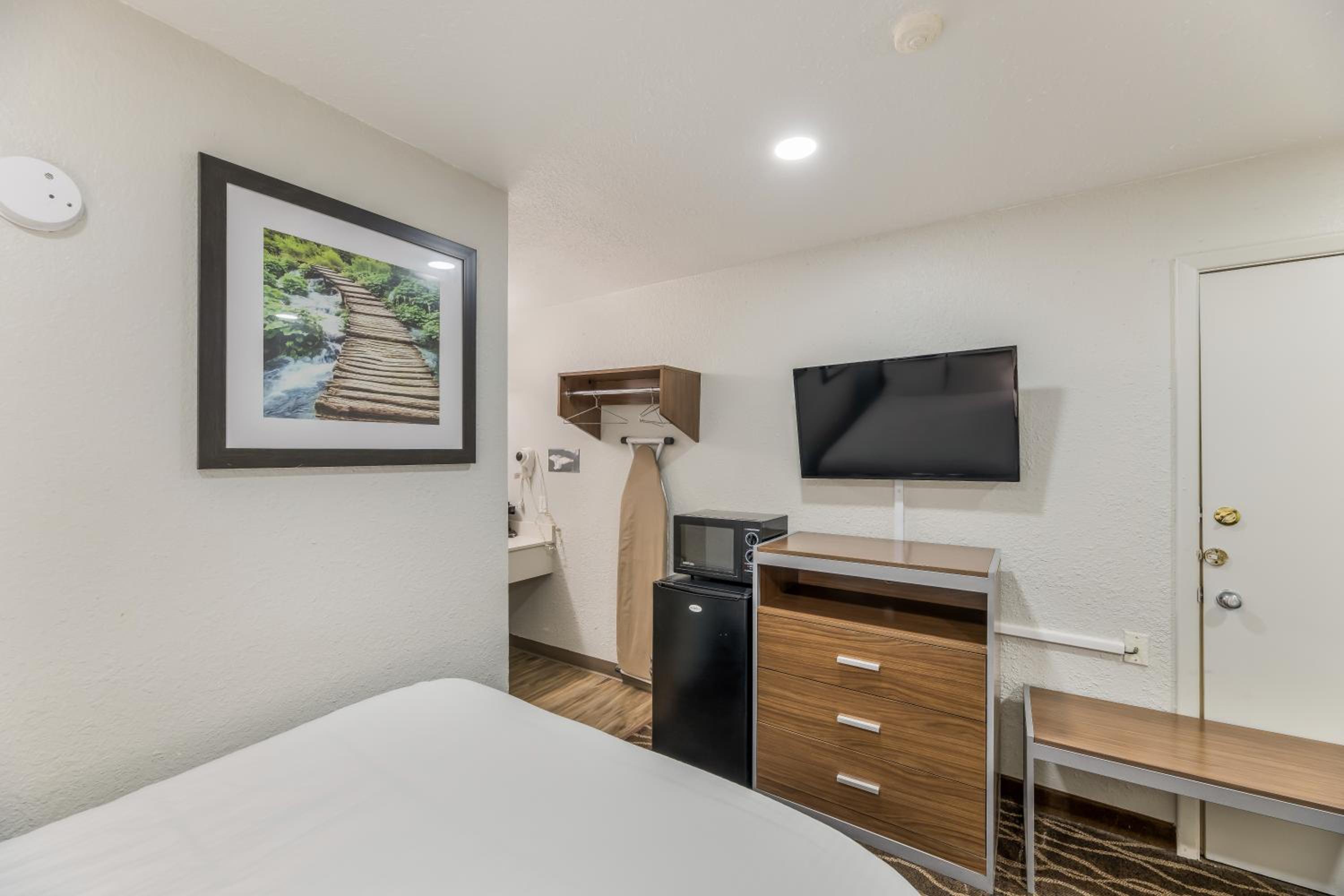 Quadruple Room with Two Queen Beds - Non Smoking photo 2