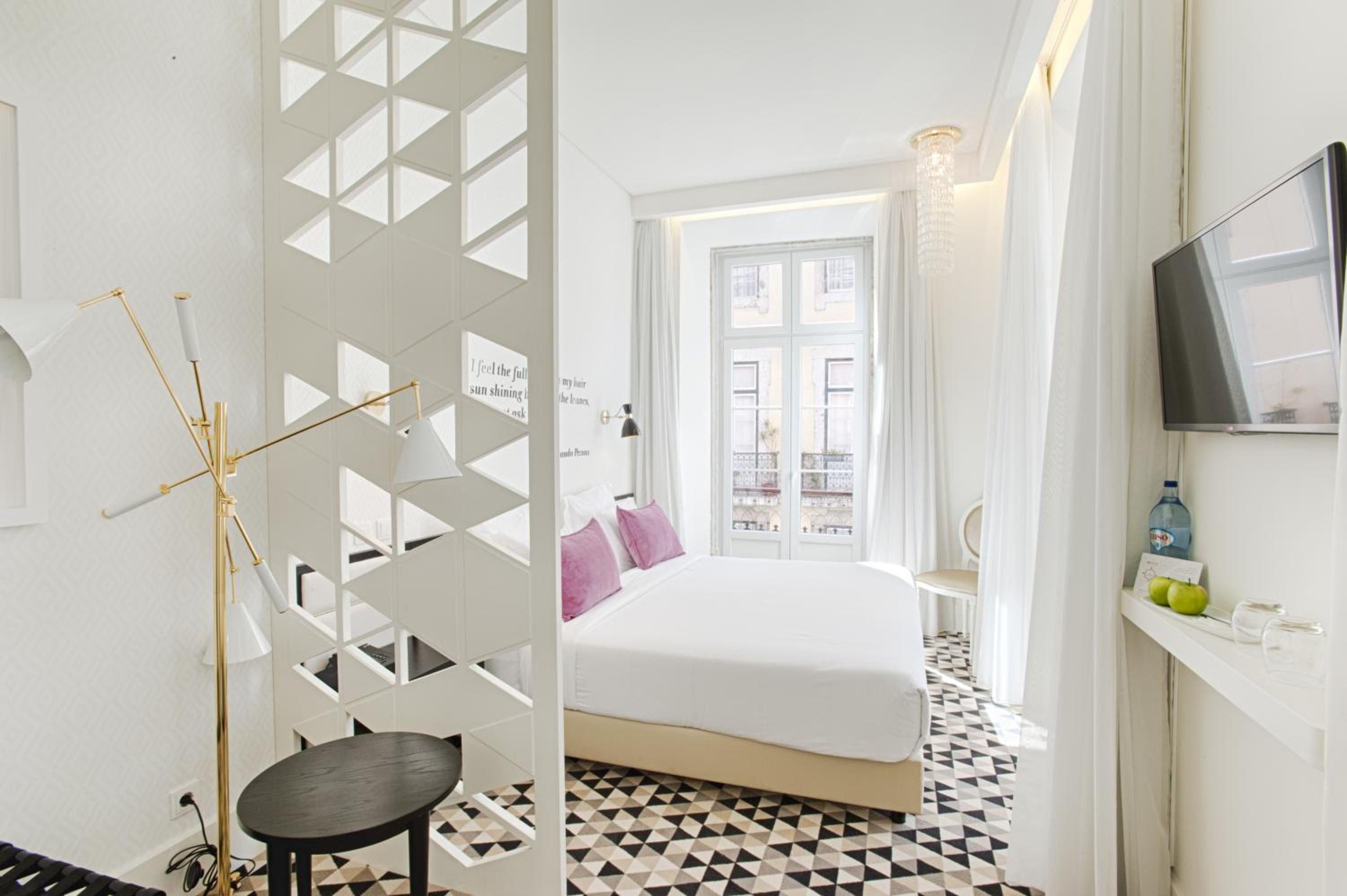 Superior Double Room with Street View thumbnail 6