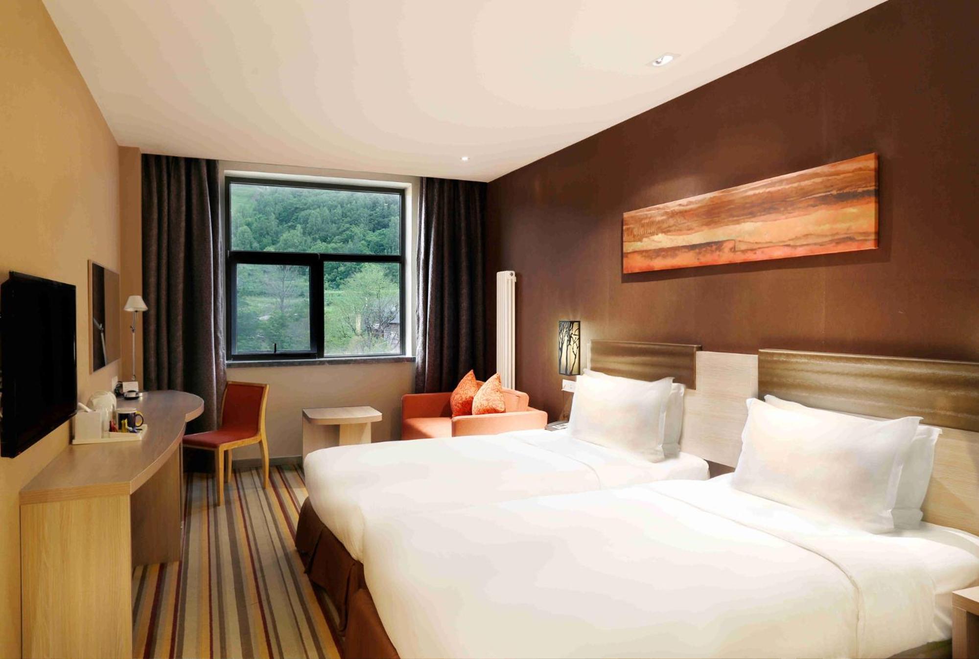 Standard Queen Room with Queen and Single Bed
