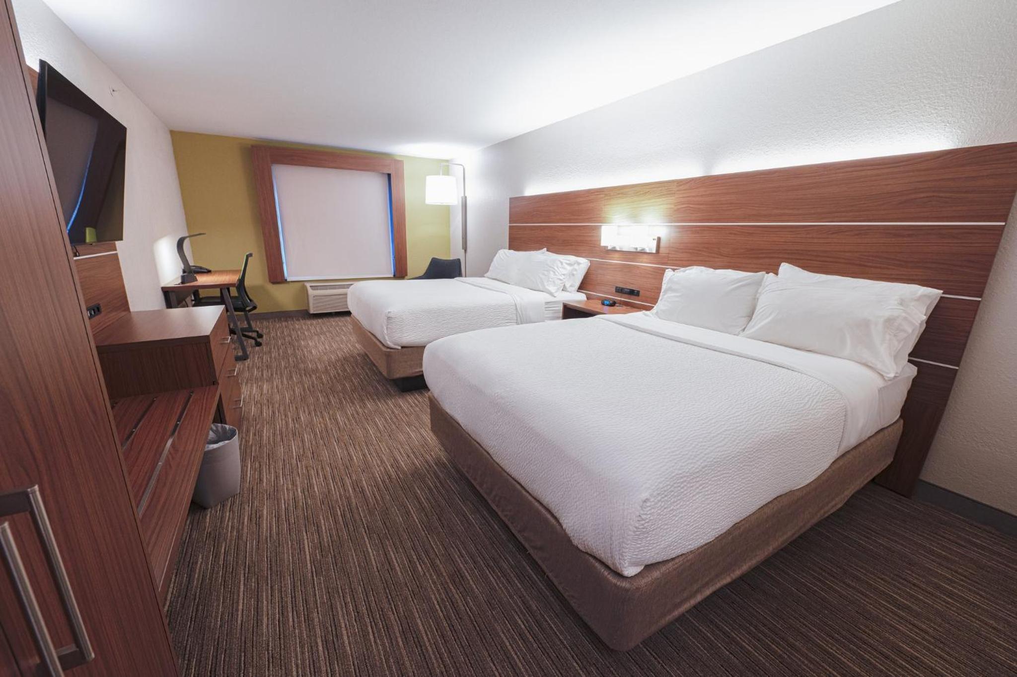 Standard Queen Room with Two Queen Beds - Photo 4