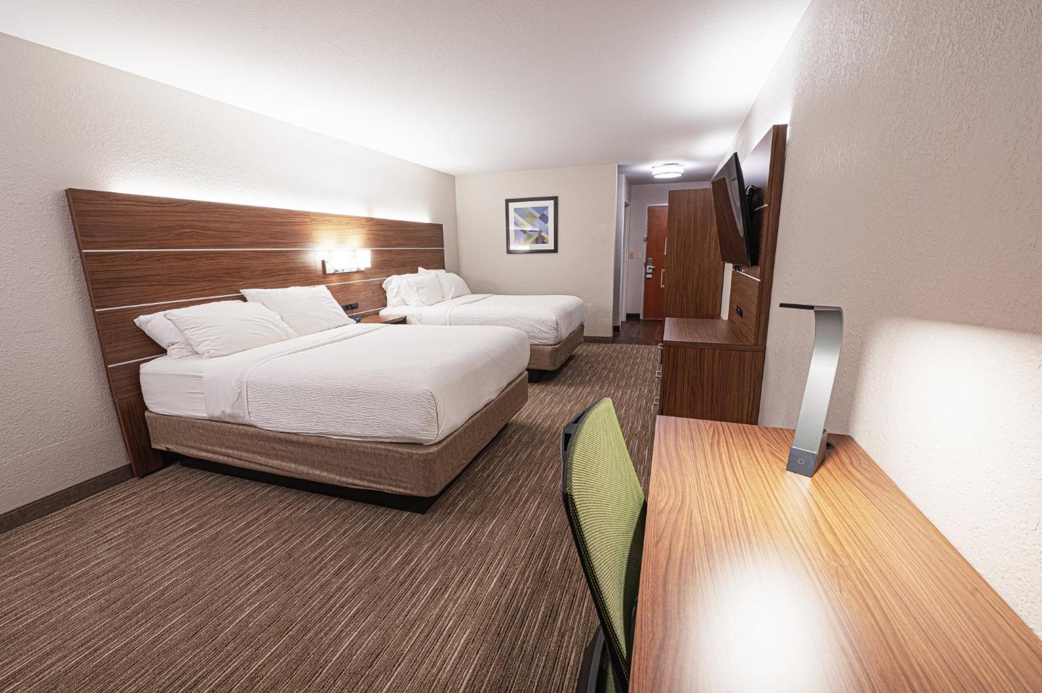 Standard Queen Room with Two Queen Beds - Photo 3