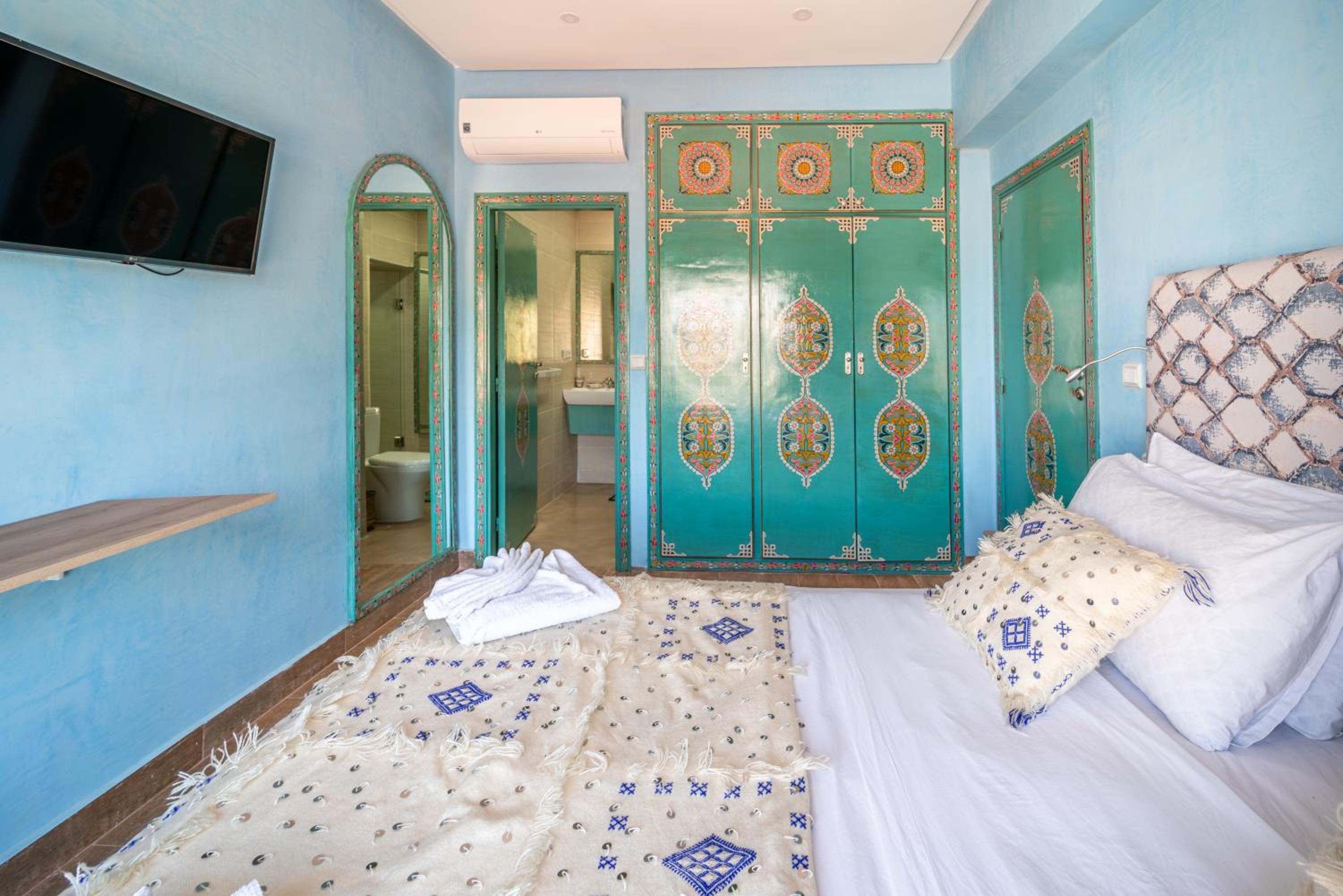Double Room with Private Bathroom - Photo 16