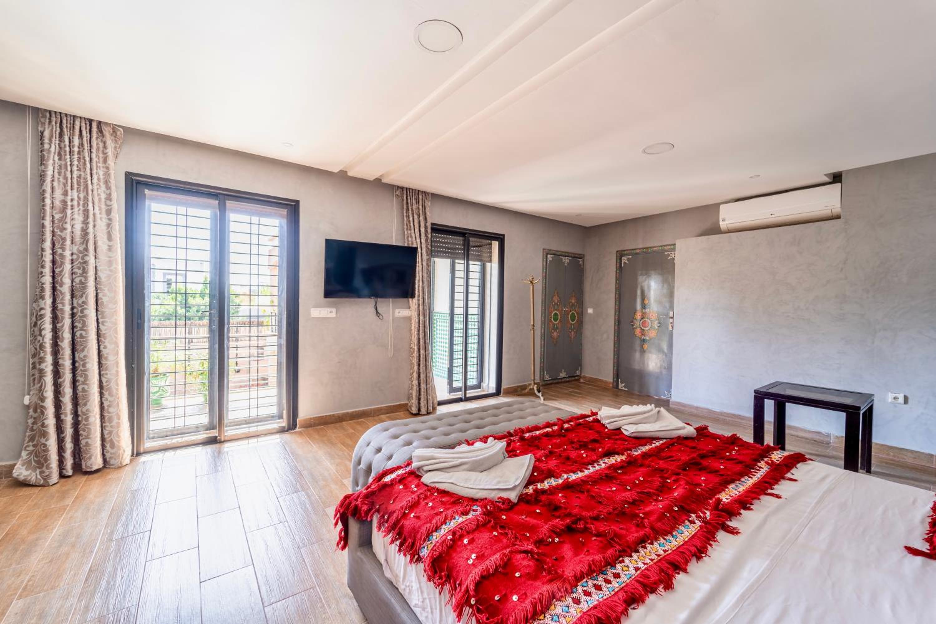 Deluxe Room (2 Adults + 1 Child) - Photo 26