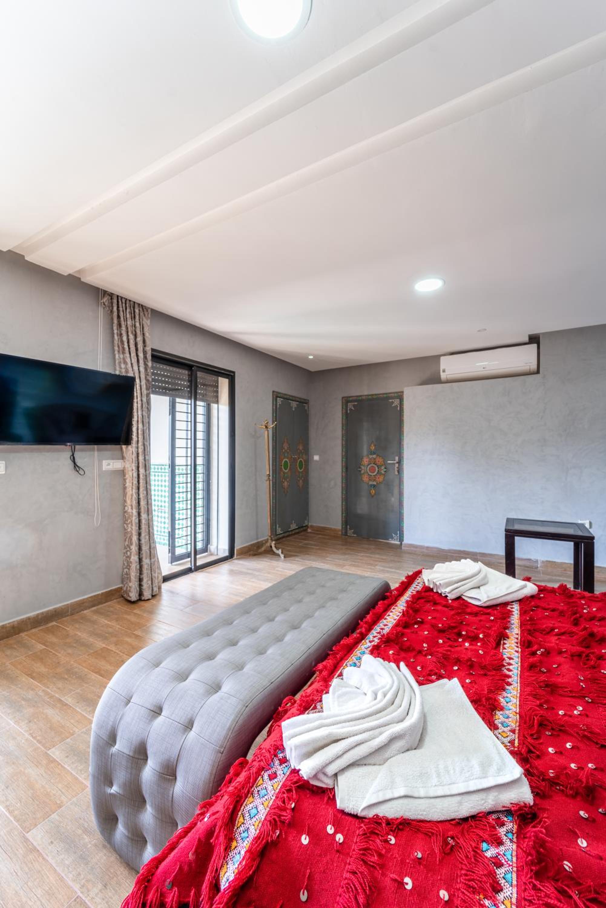 Deluxe Room (2 Adults + 1 Child) - Photo 21
