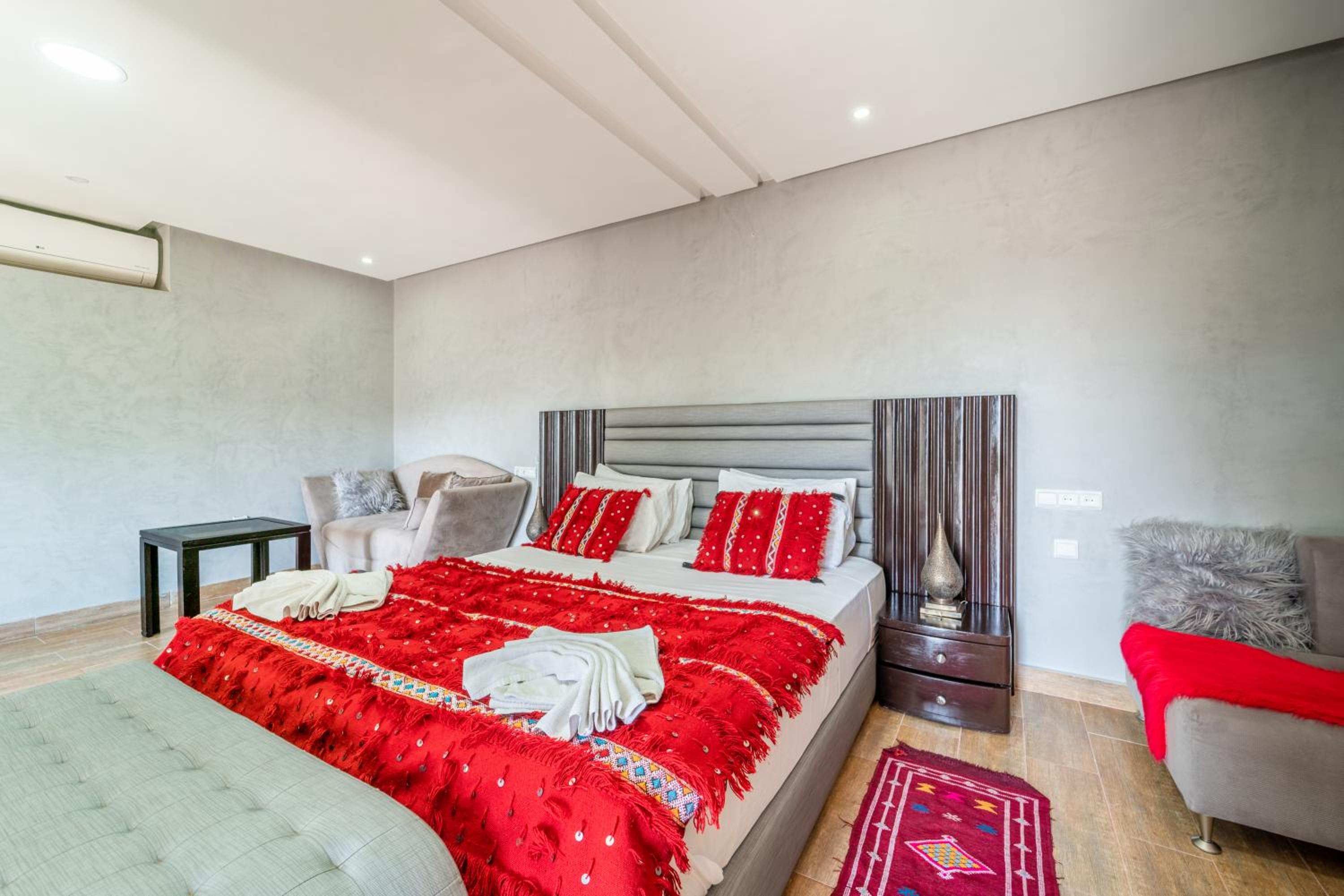 Deluxe Room (2 Adults + 1 Child) - Photo 15