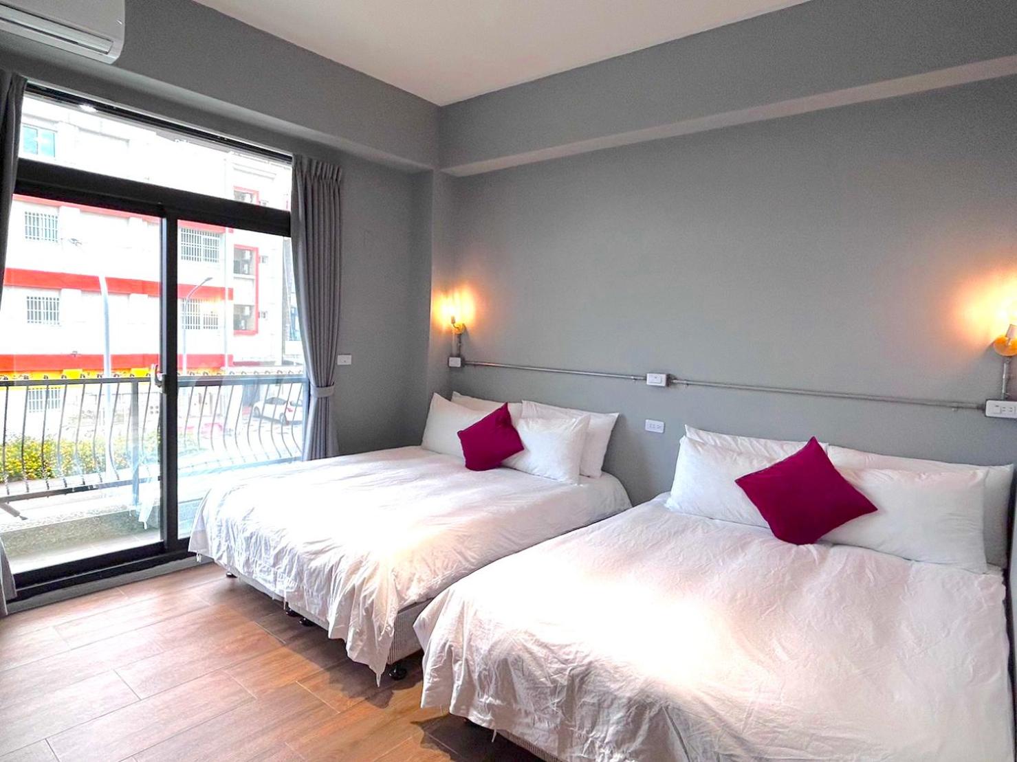 Quadruple Room with Balcony - Photo 14