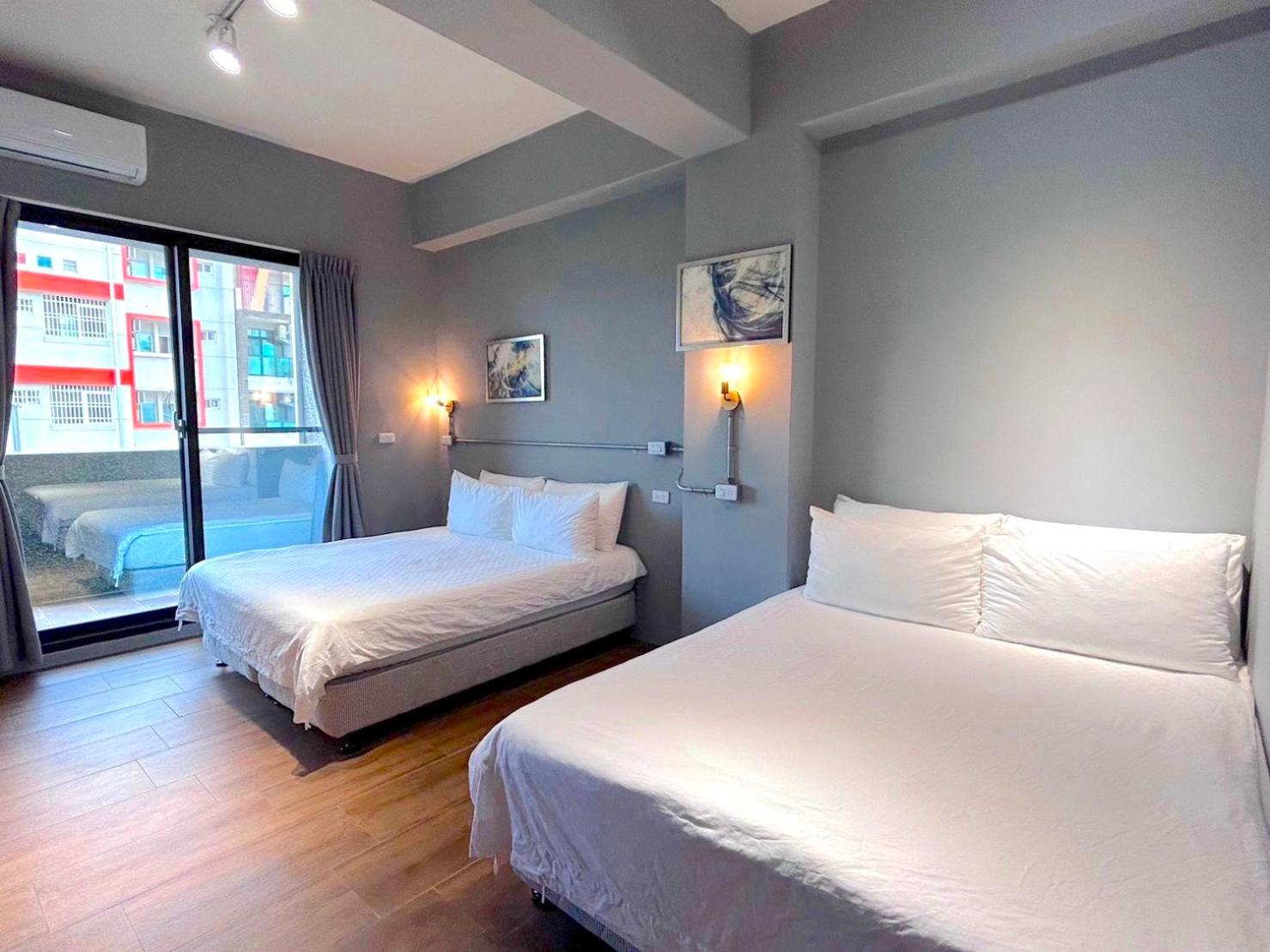Quadruple Room with Balcony - Photo 7