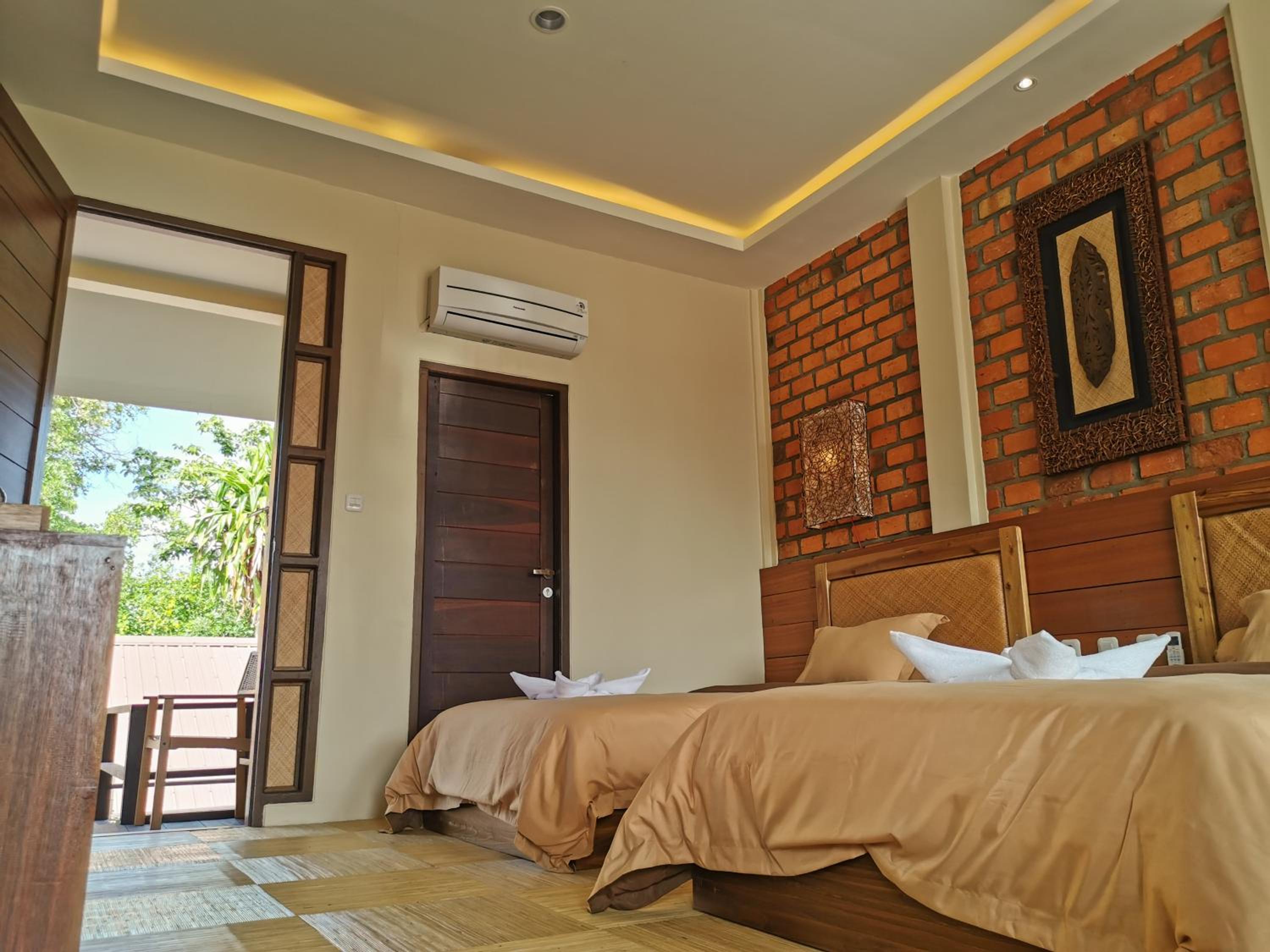 Standard Queen Room - Photo 7