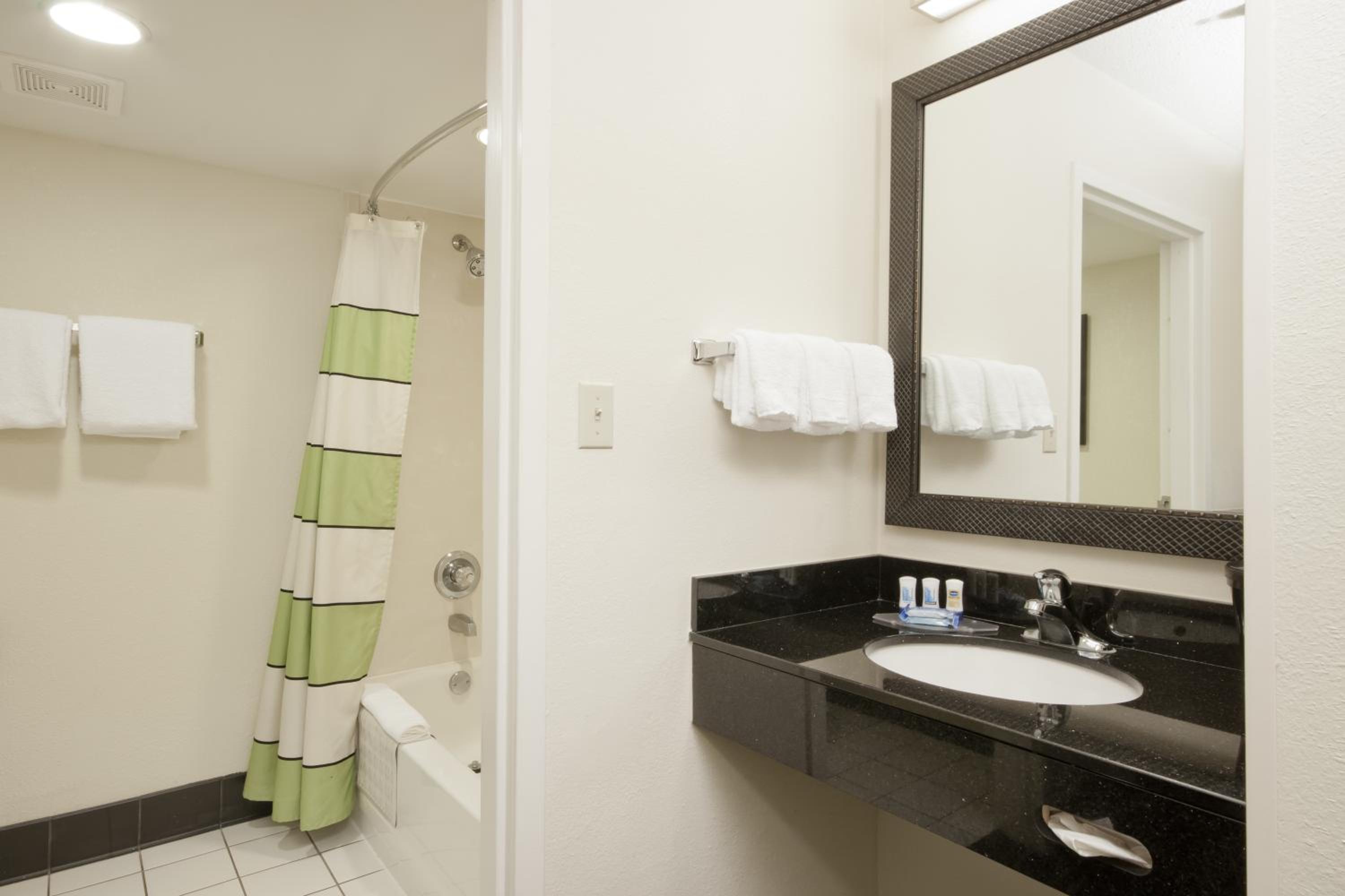 Deluxe King Room - Non-Smoking - Photo 4