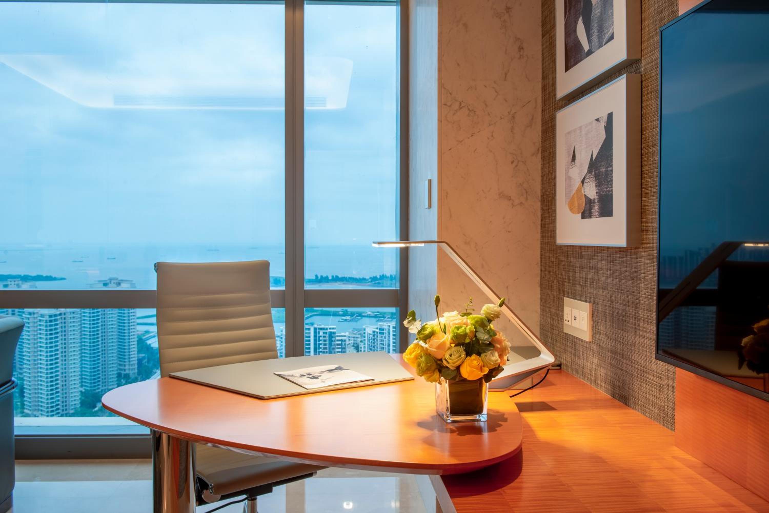 Luxury Club Room, 1 King Bed, City View - Photo 4