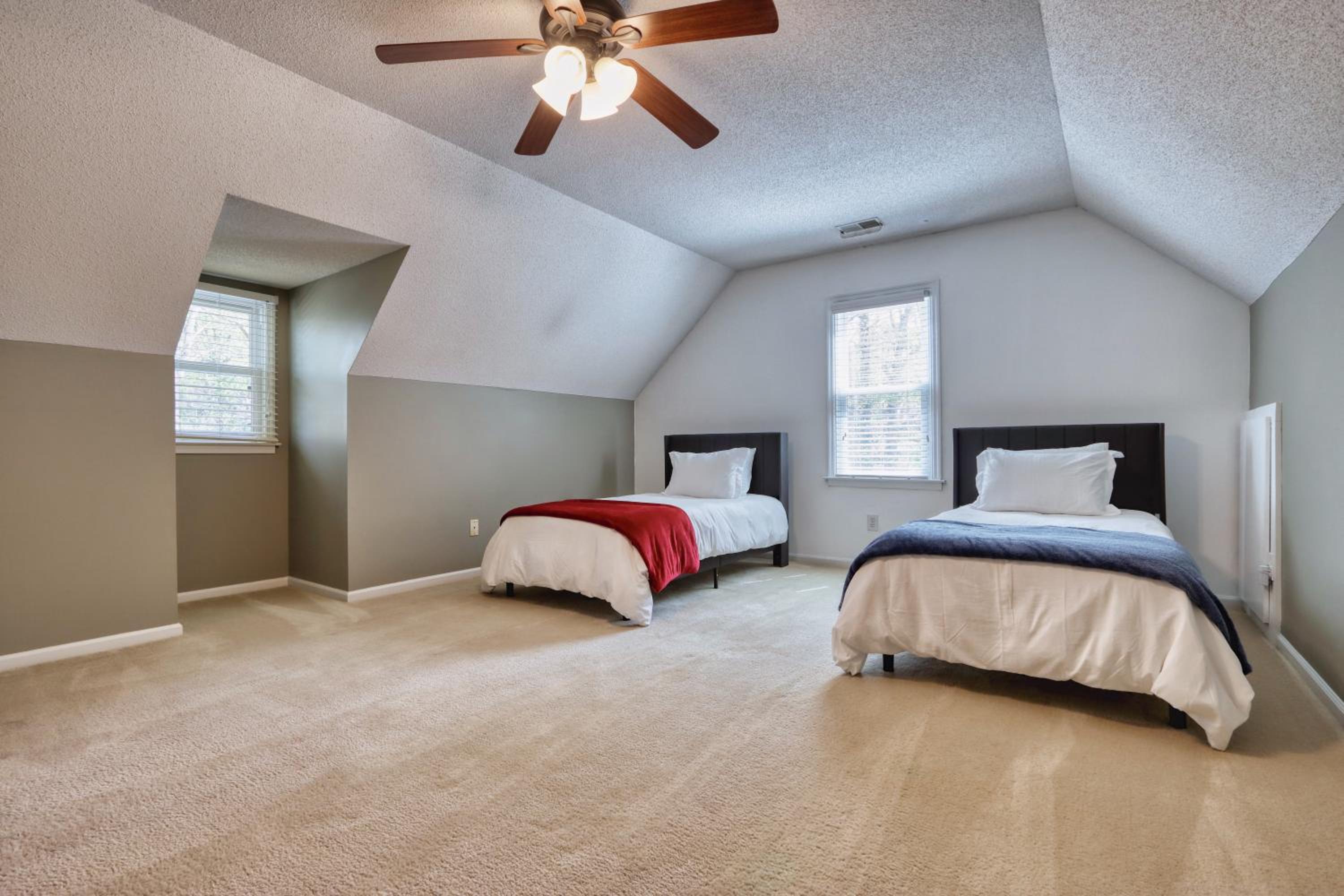 Five-Bedroom House photo 1