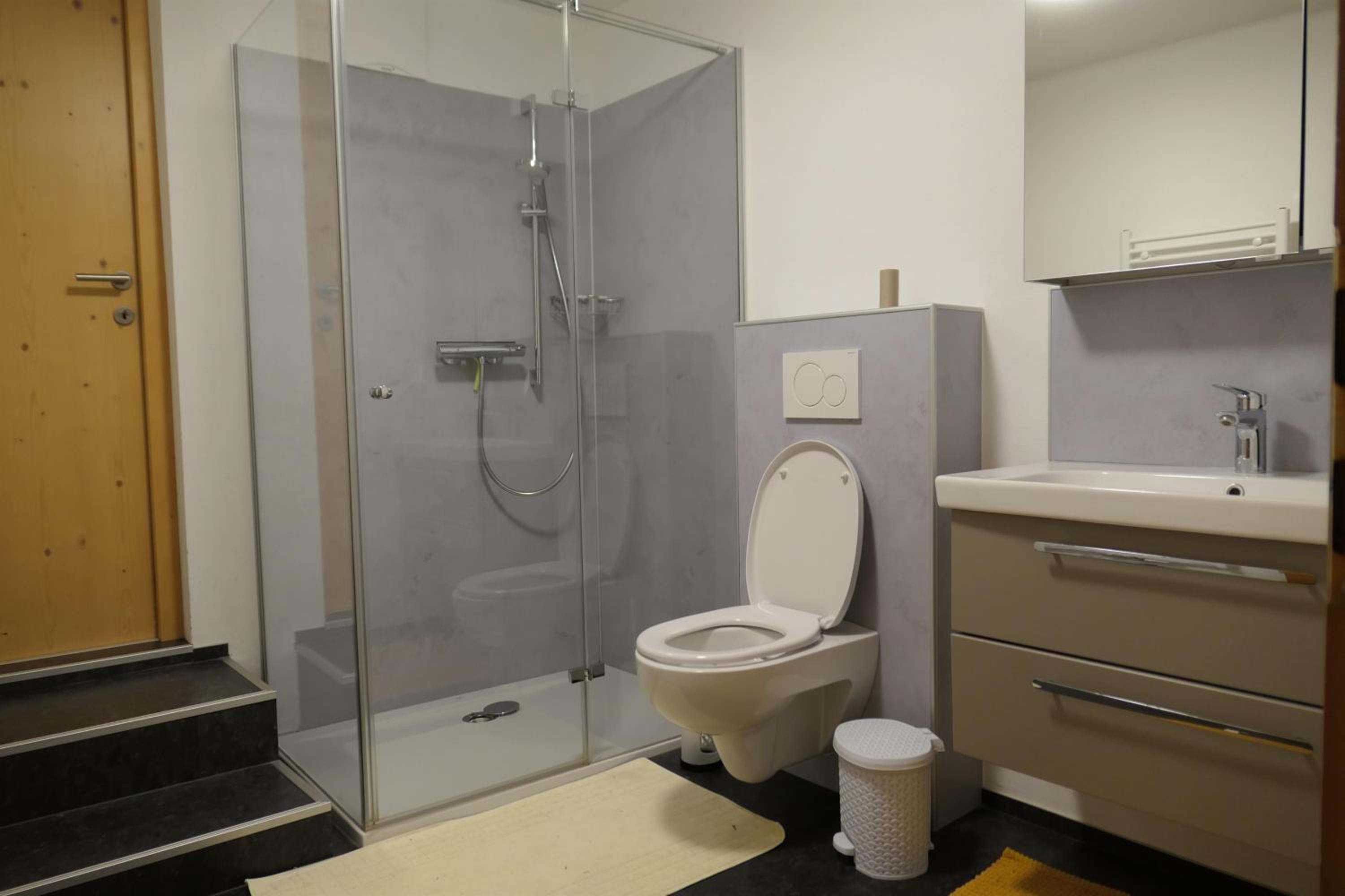 One-Bedroom Apartment with Shower photo 2