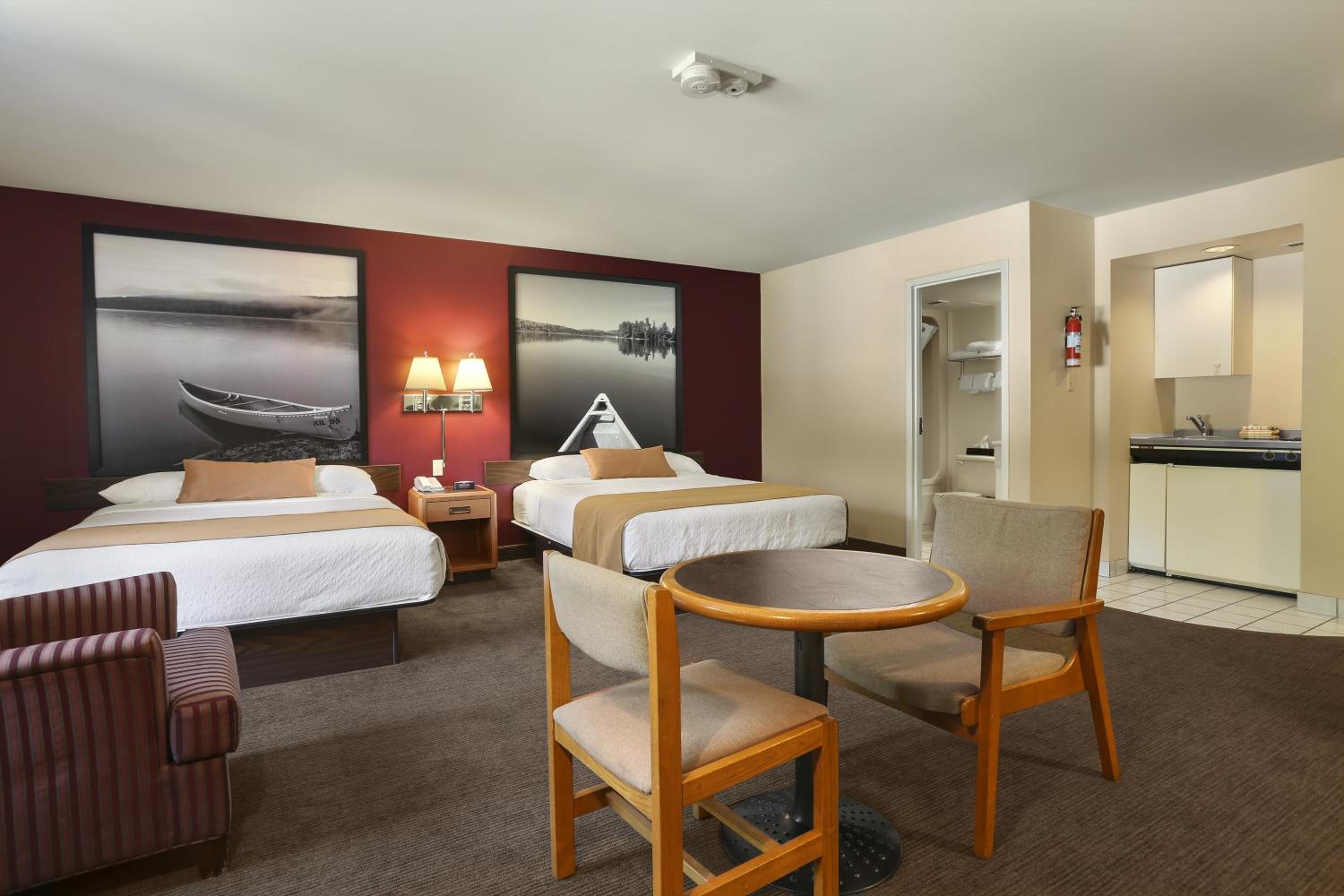 Queen Room with Two Queen Beds - Non-Smoking - Photo 4