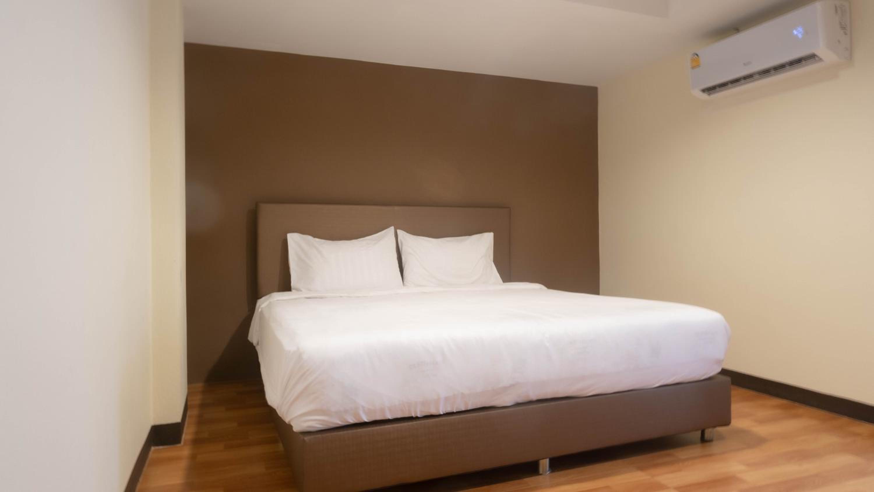 Standard Double Room - Photo 12