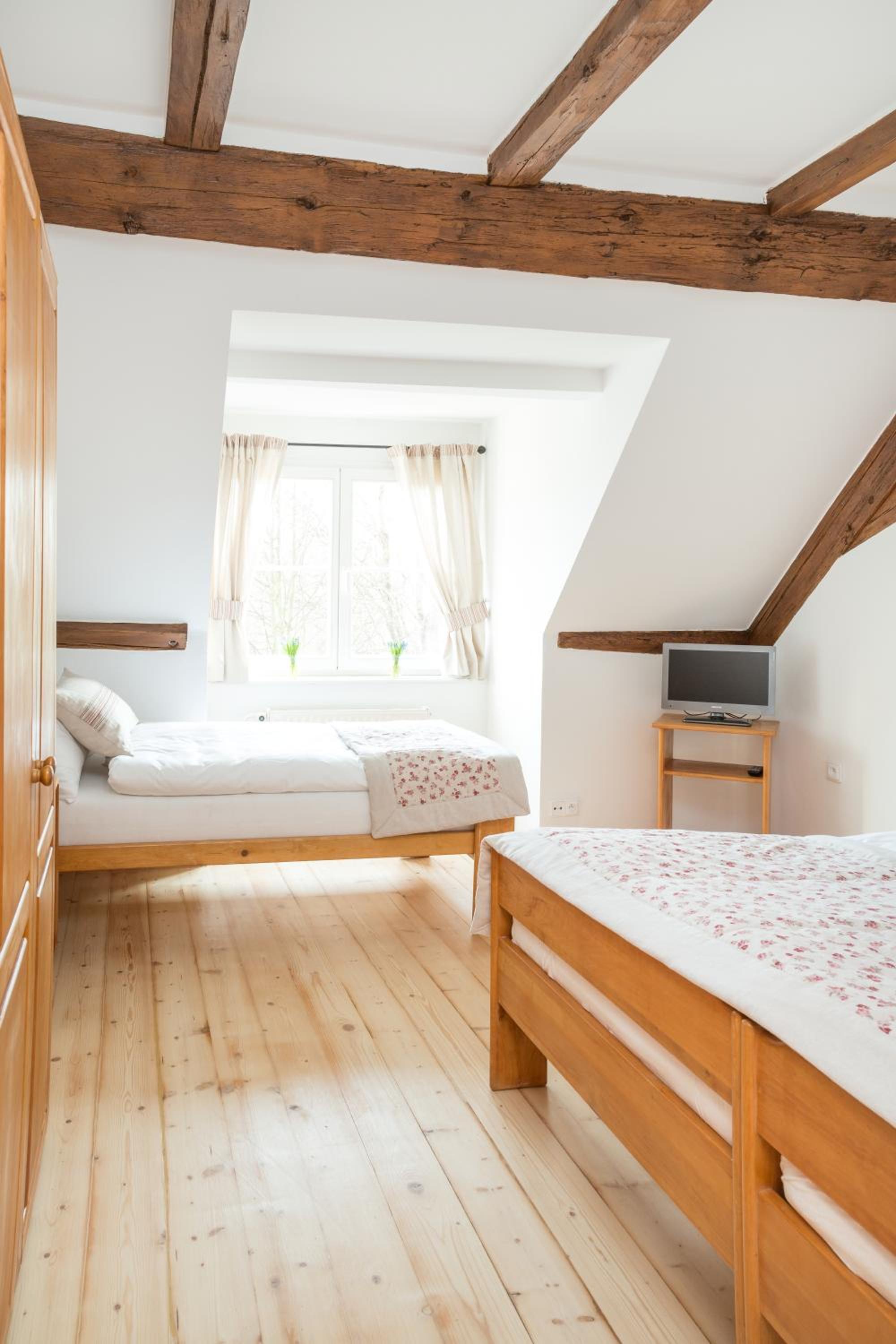 Economy Triple Room photo 3
