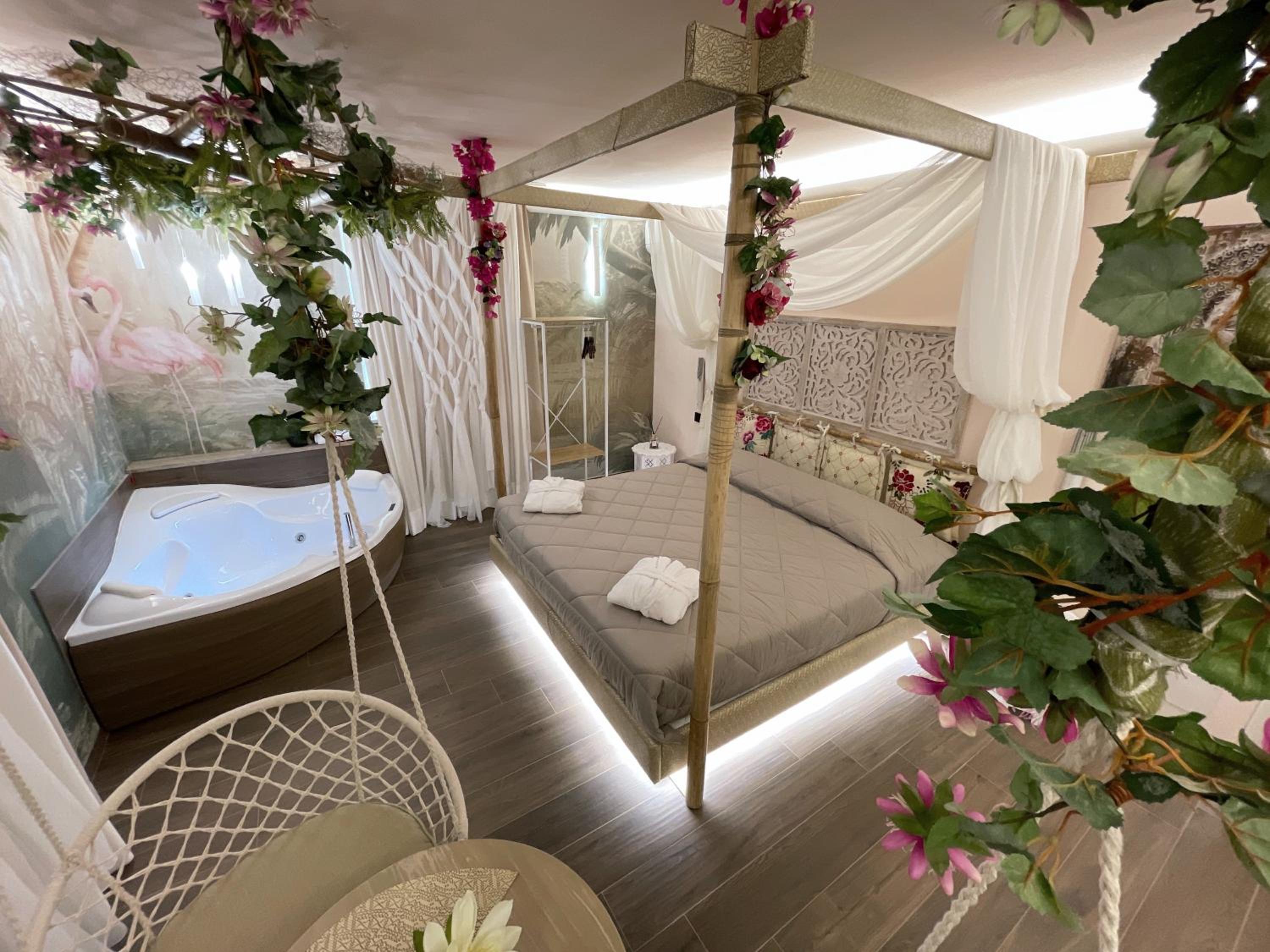 Deluxe Double Room with Bath - Photo 1