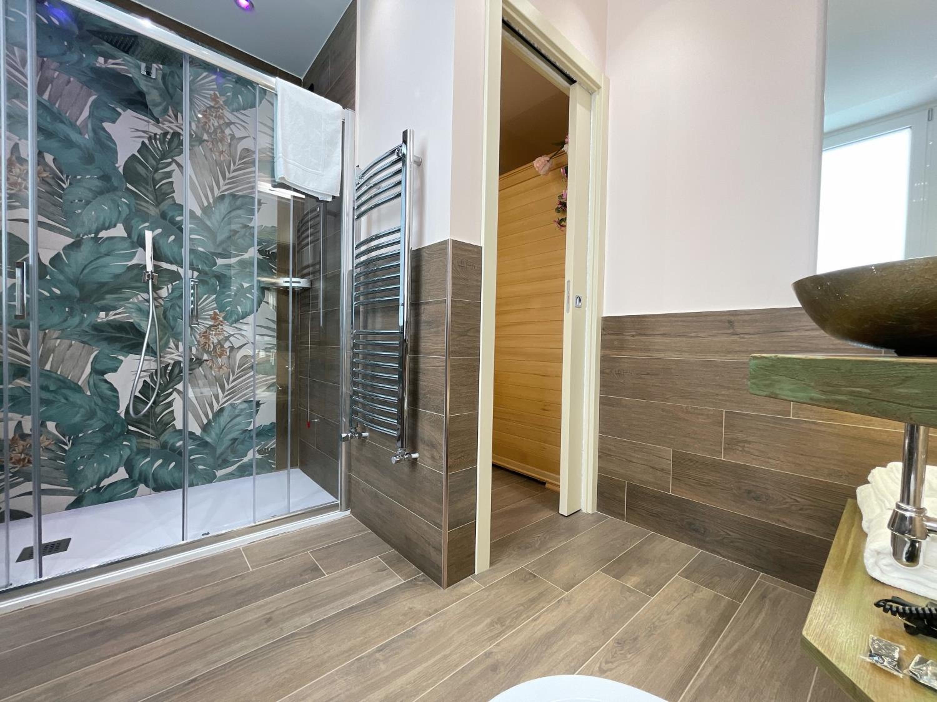 Deluxe Double Room with Bath - Photo 9