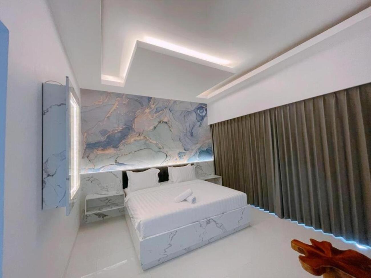 Deluxe King Room - Photo 3