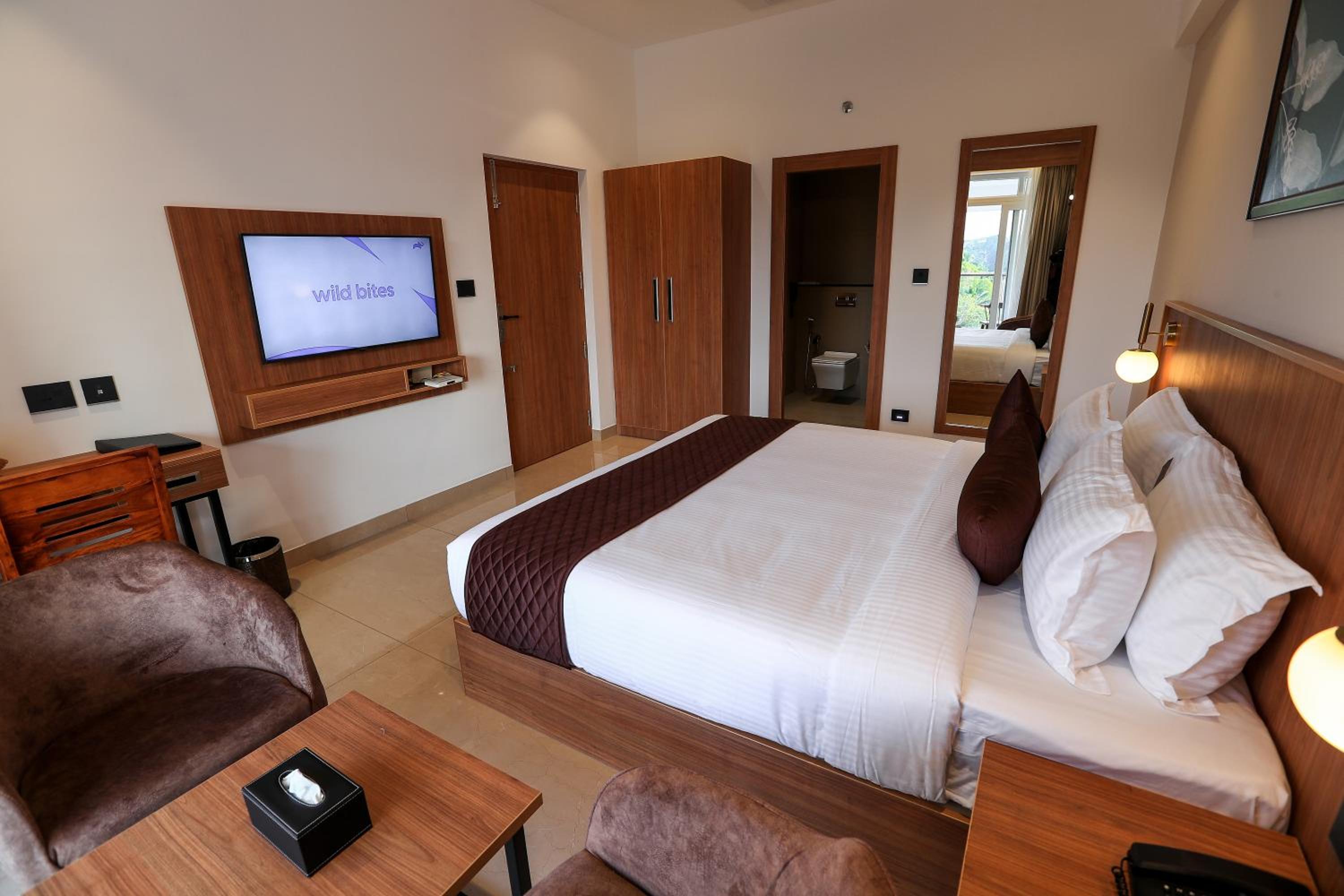 Deluxe Double Room with Balcony photo 2