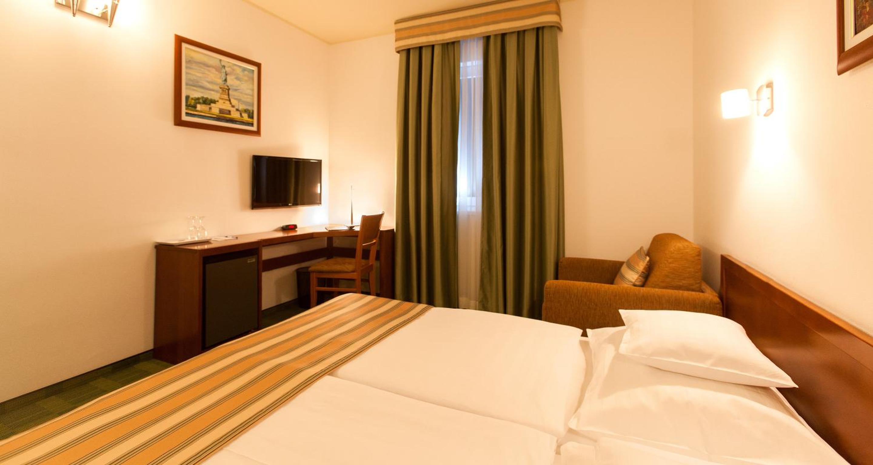 Comfort King Room - Photo 4
