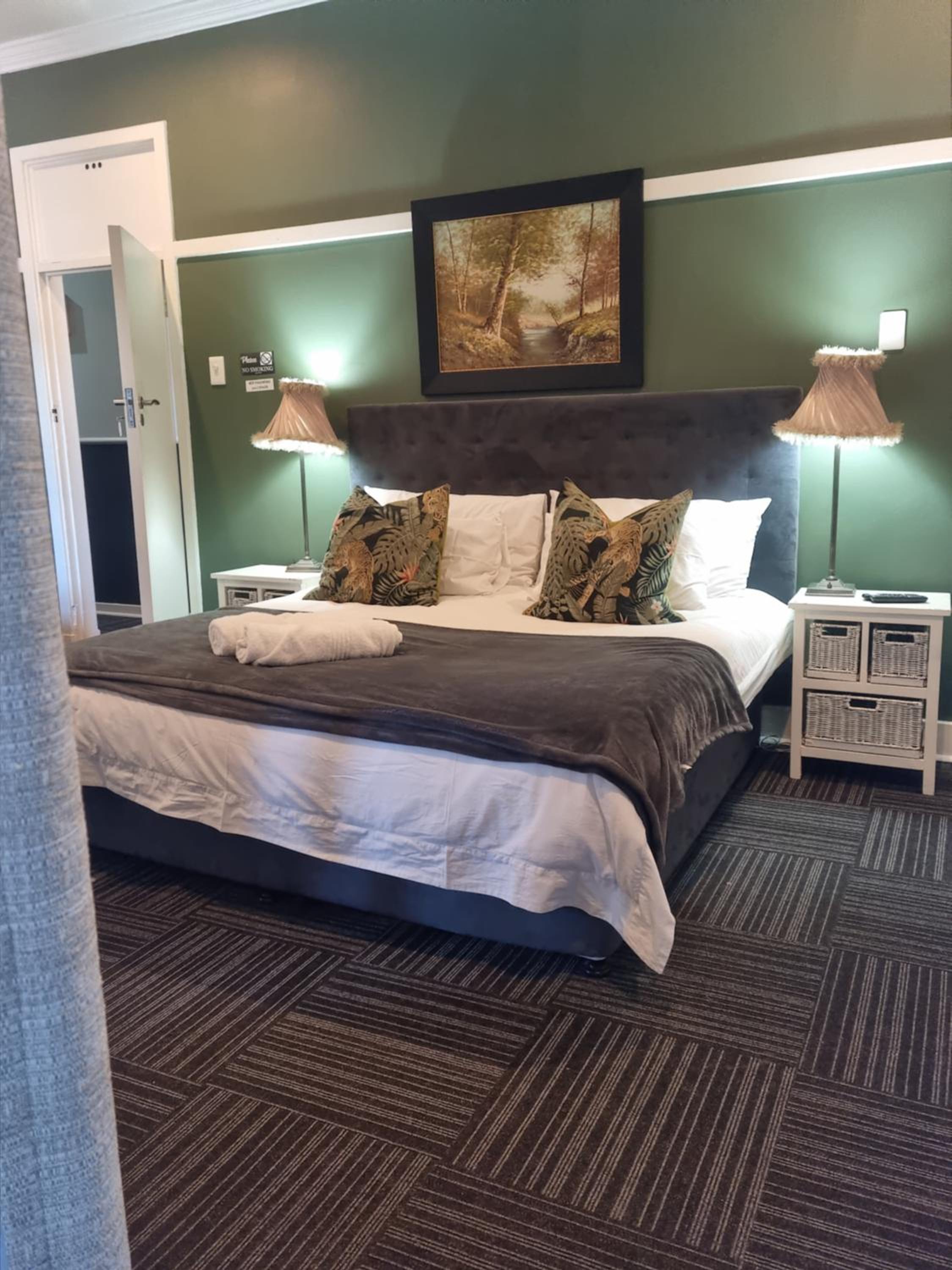Deluxe King Suite photo 1