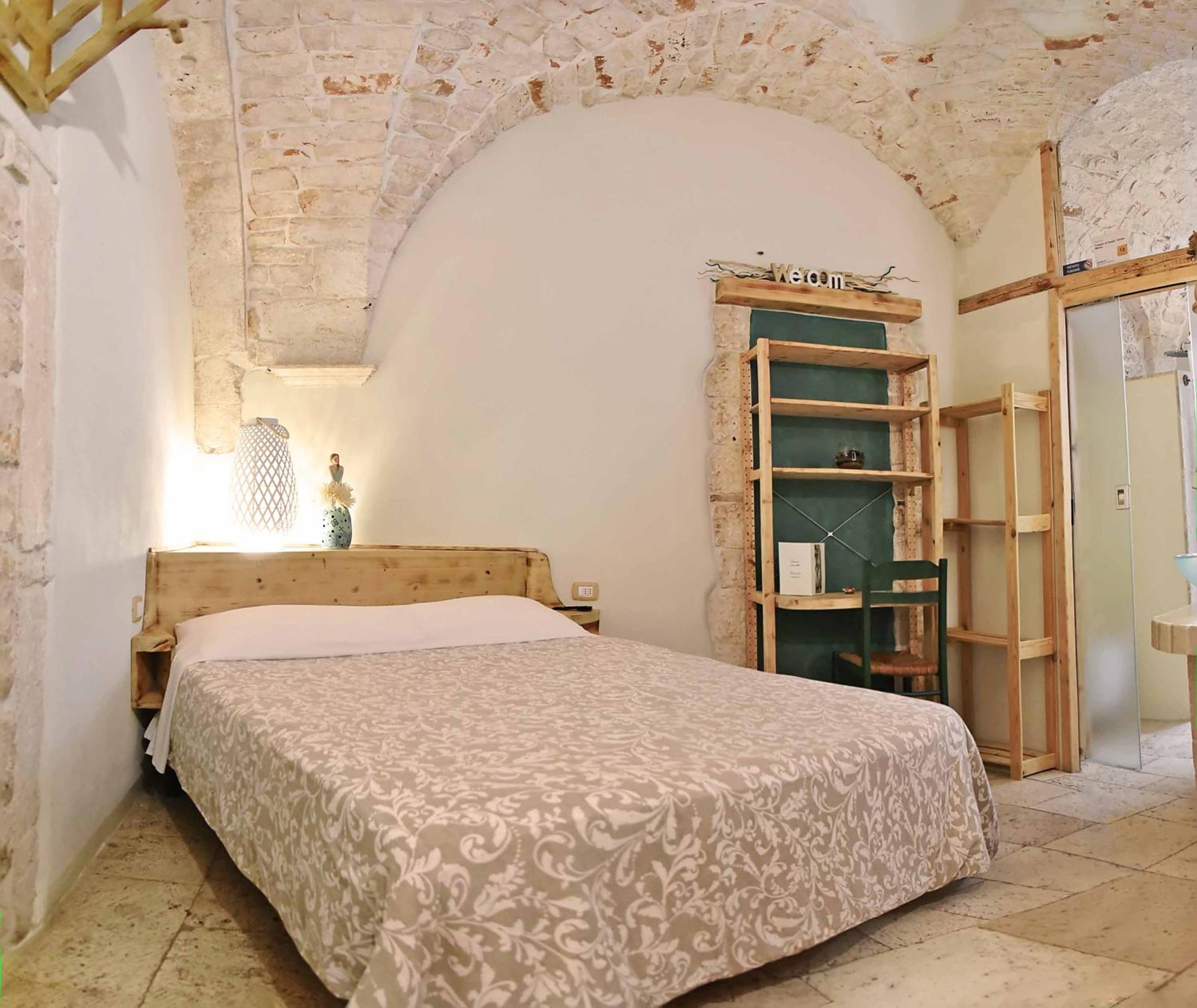 Double Room with Private Bathroom - Photo 16