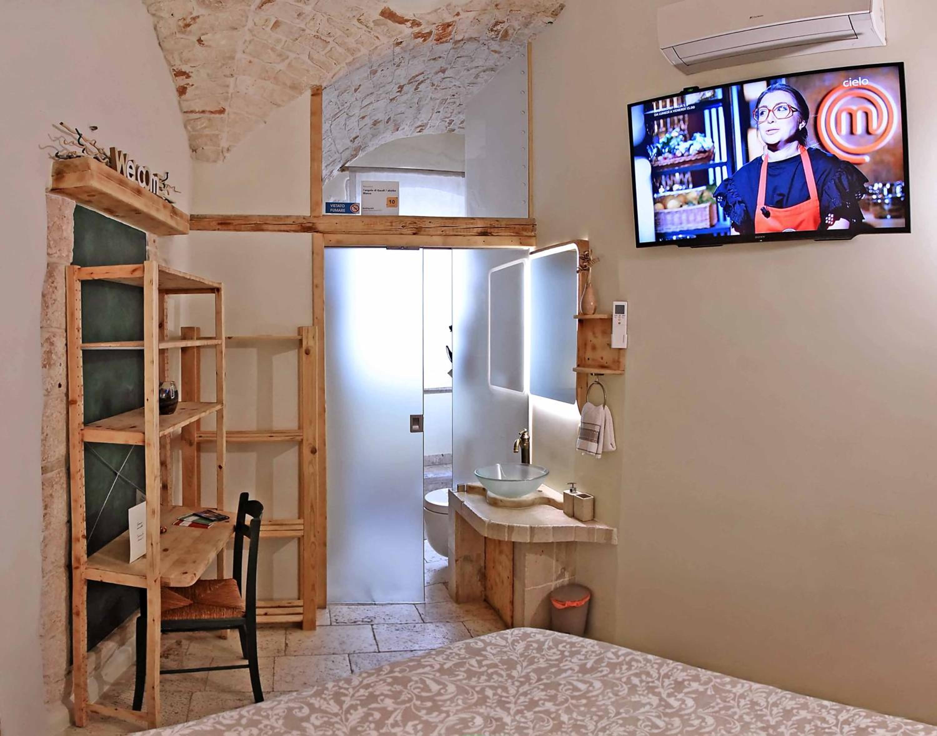 Double Room with Private Bathroom - Photo 18