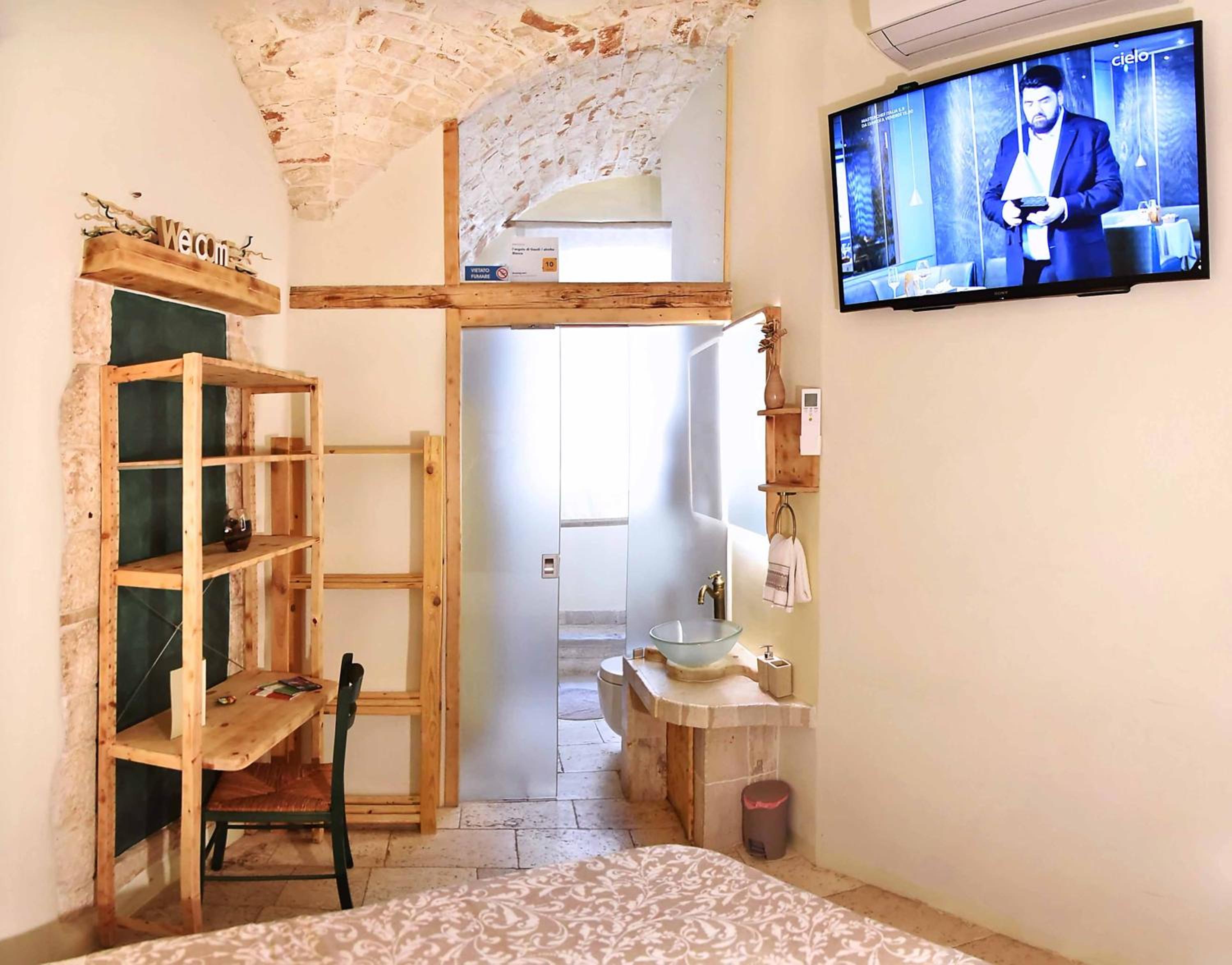 Double Room with Private Bathroom - Photo 14