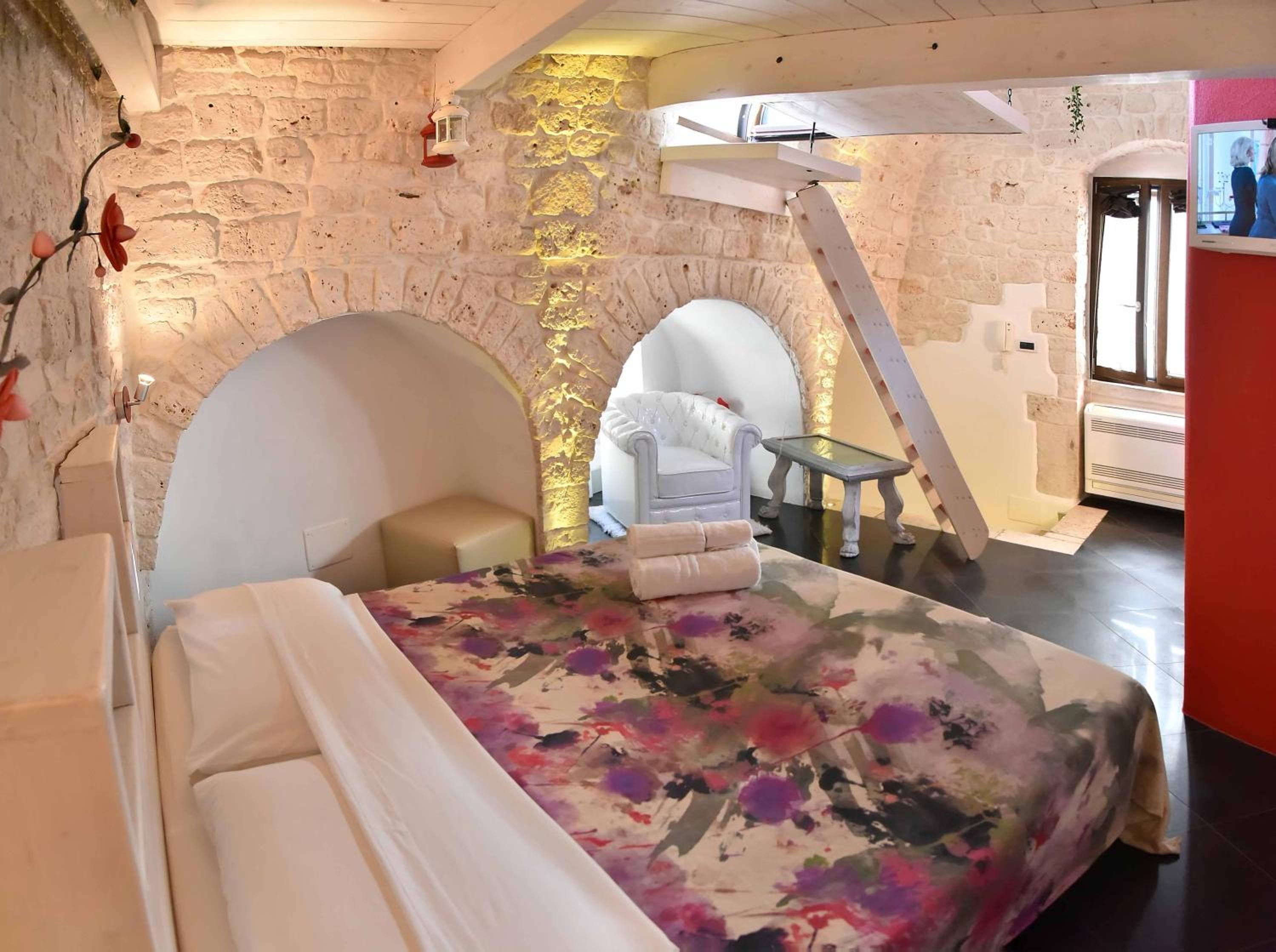 One-Bedroom Apartment - Photo 16