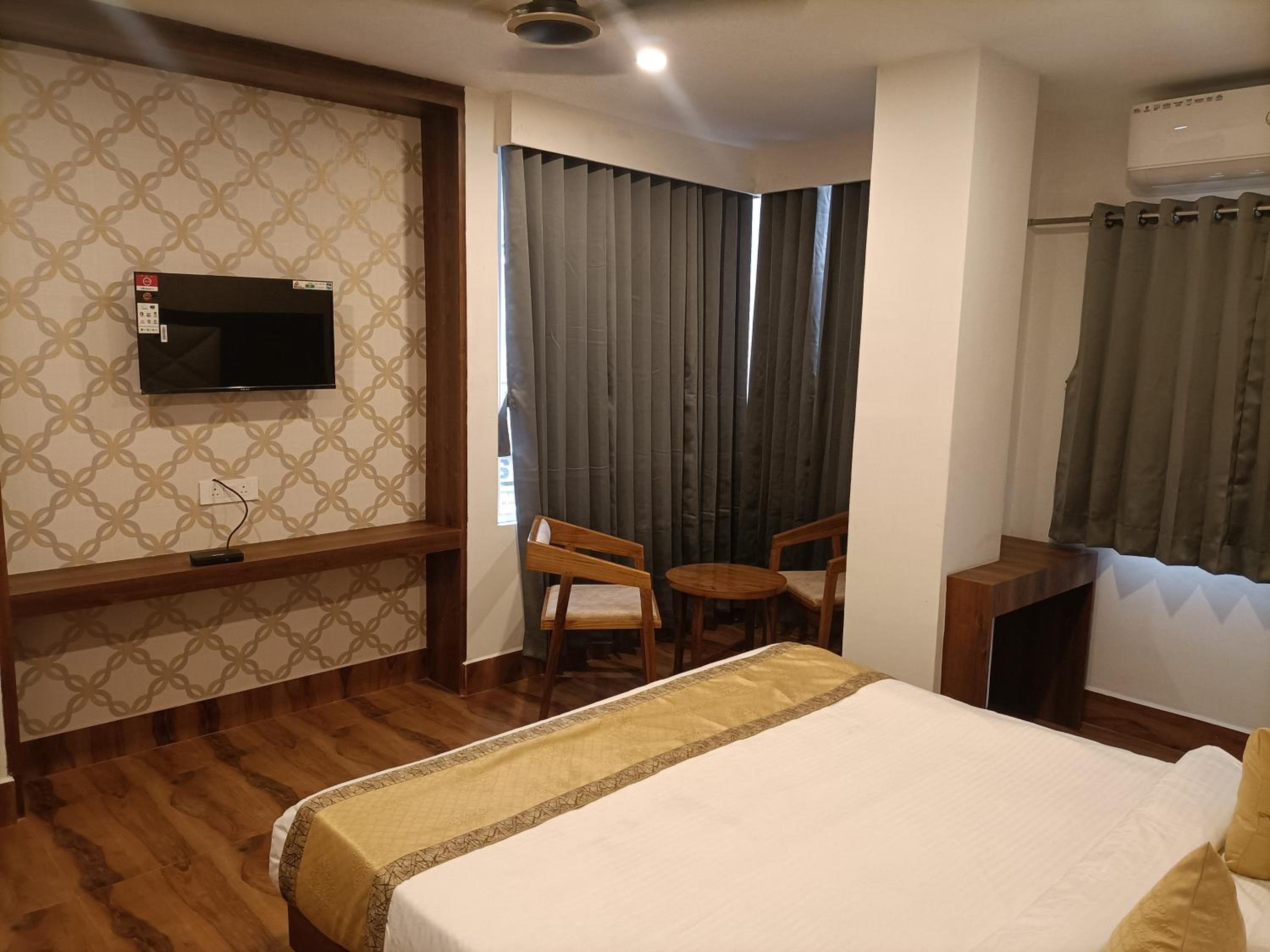 Deluxe King Room photo 2