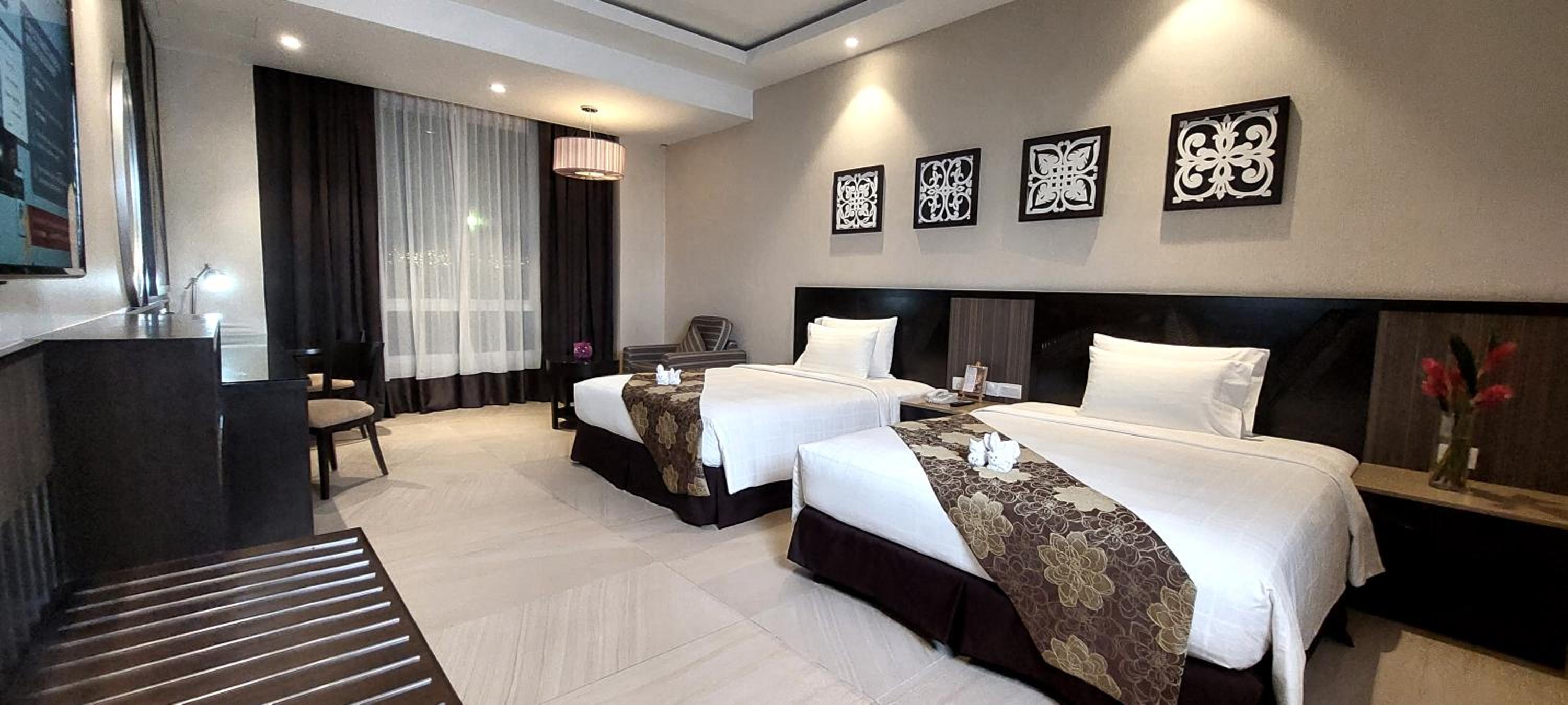 Premier Family Room - Photo 2