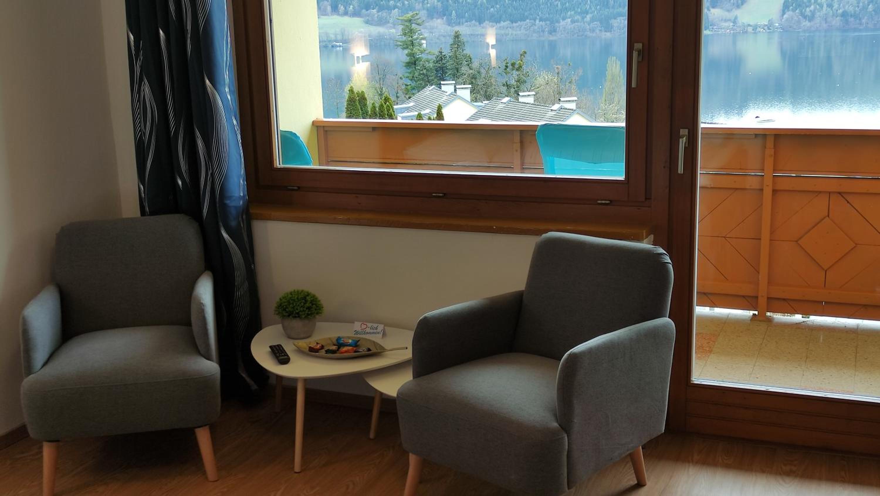 Family Room with Balcony and Lake View photo 3