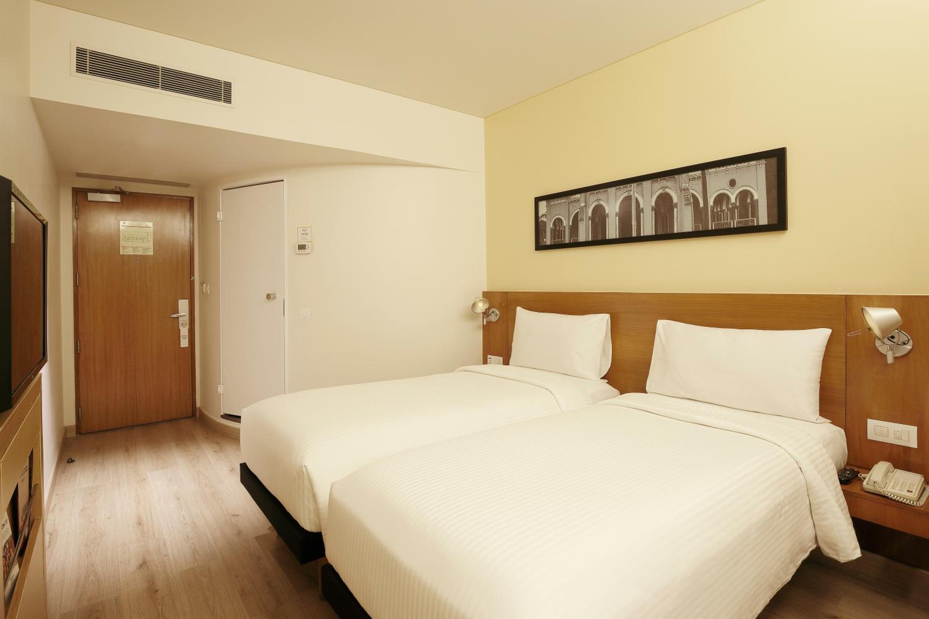 Standard Twin Room - Photo 4