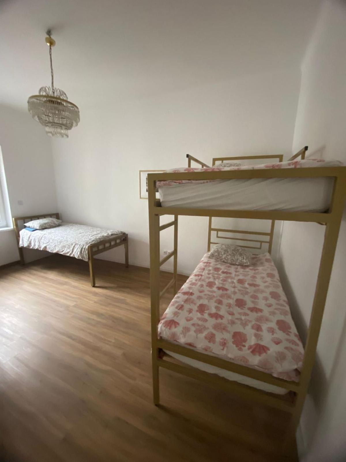 Quintuple Room with Balcony - Photo 22