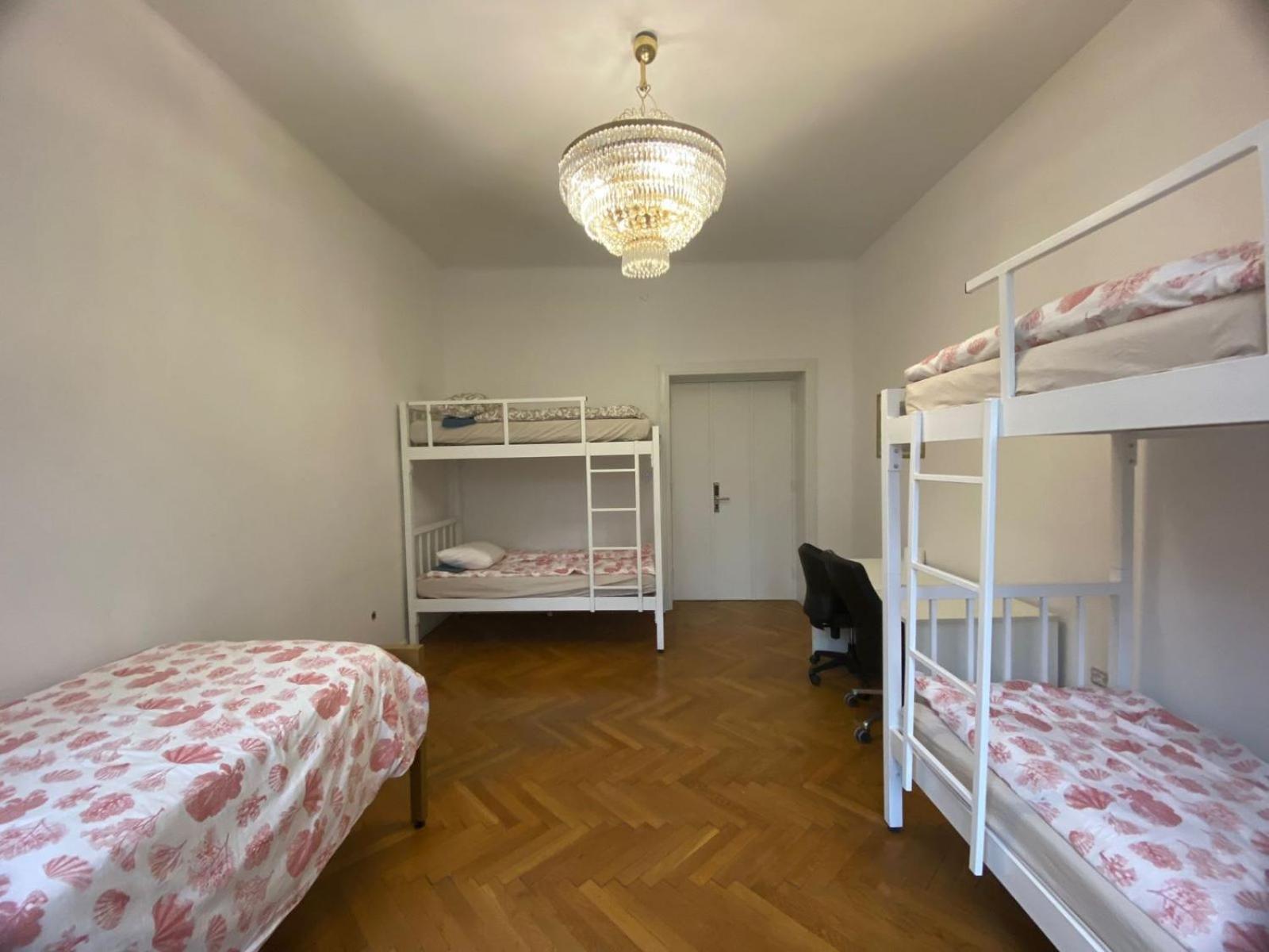 Quintuple Room with Balcony - Photo 2