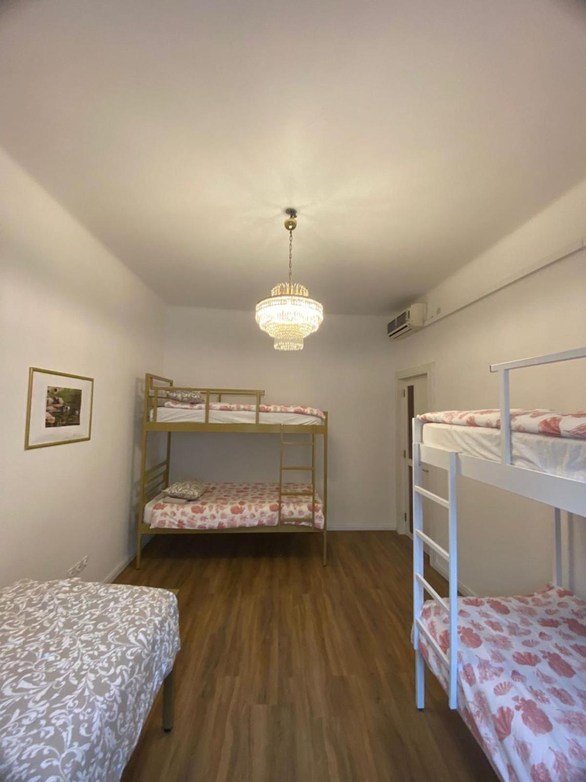 Quintuple Room with Balcony - Photo 5