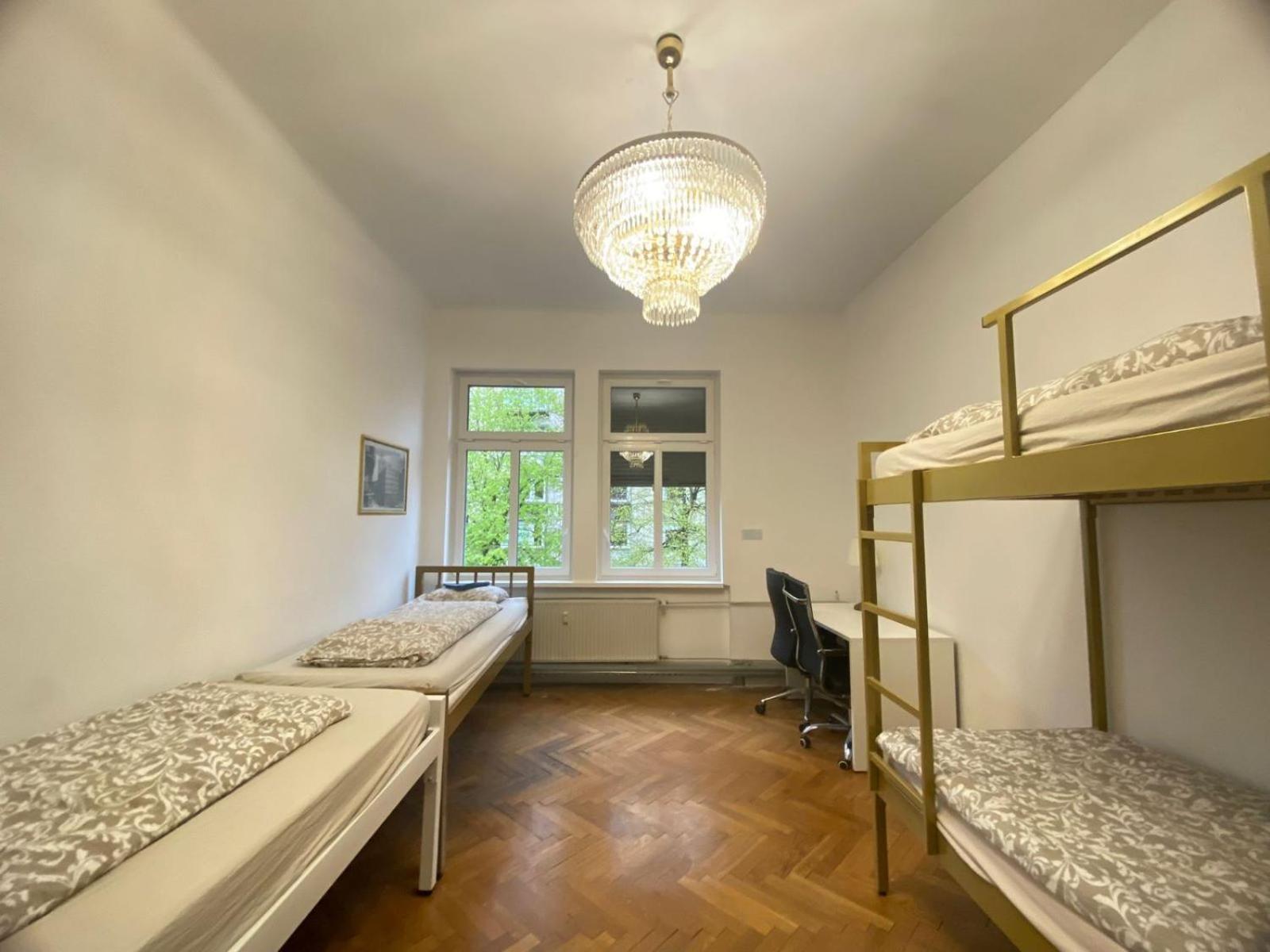 Quintuple Room with Balcony - Photo 15