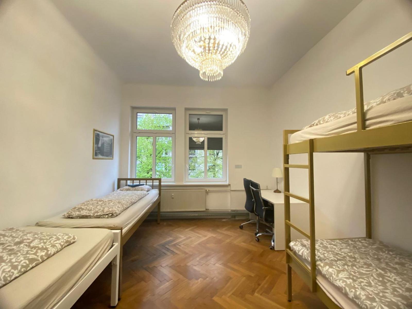 Quintuple Room with Balcony - Photo 16