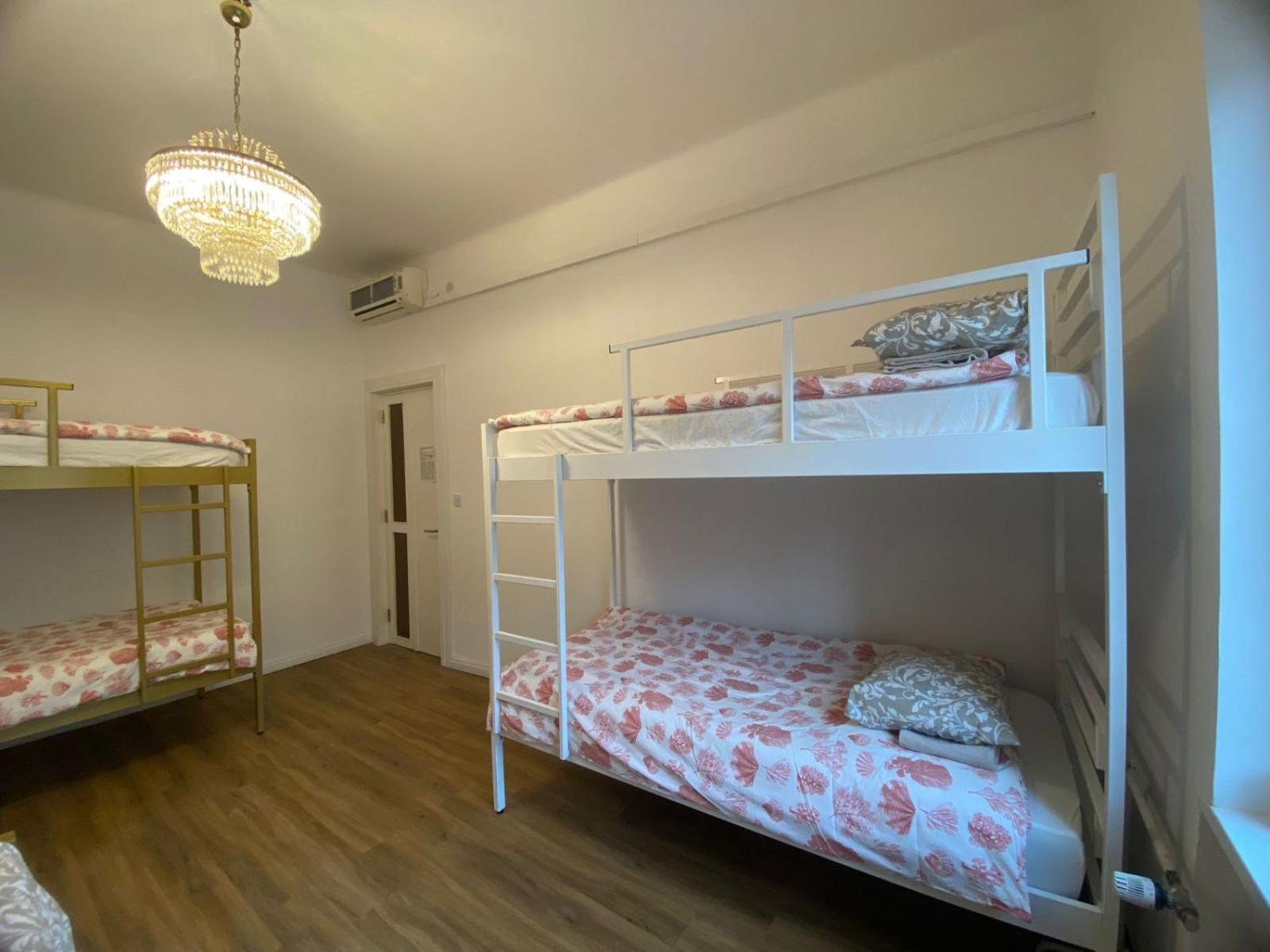 Quintuple Room with Balcony - Photo 17