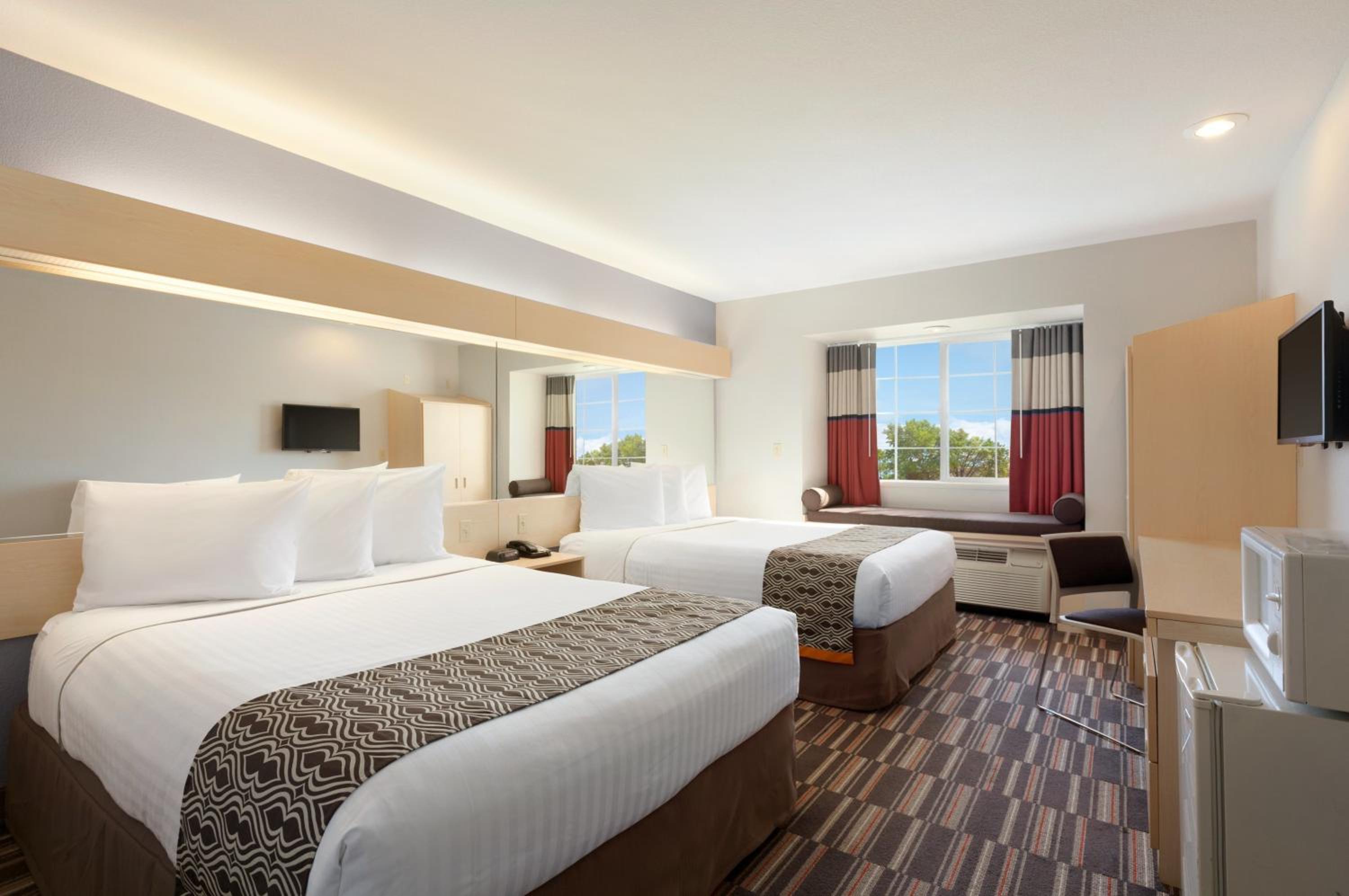 Queen Room with Two Queen Beds - Non-Smoking - Photo 1