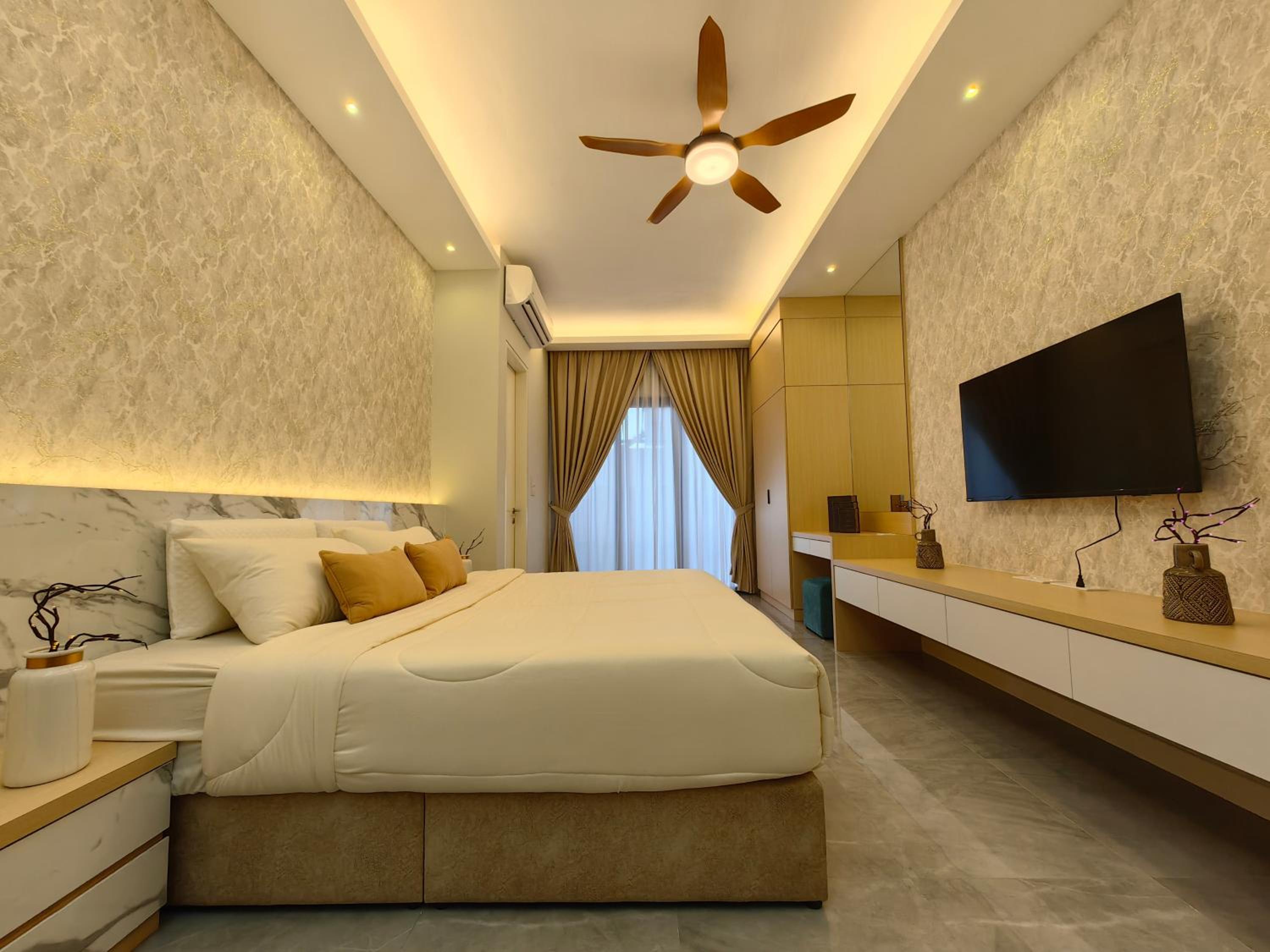 Superior King Studio with Balcony (Private Bathtub & Pool View)