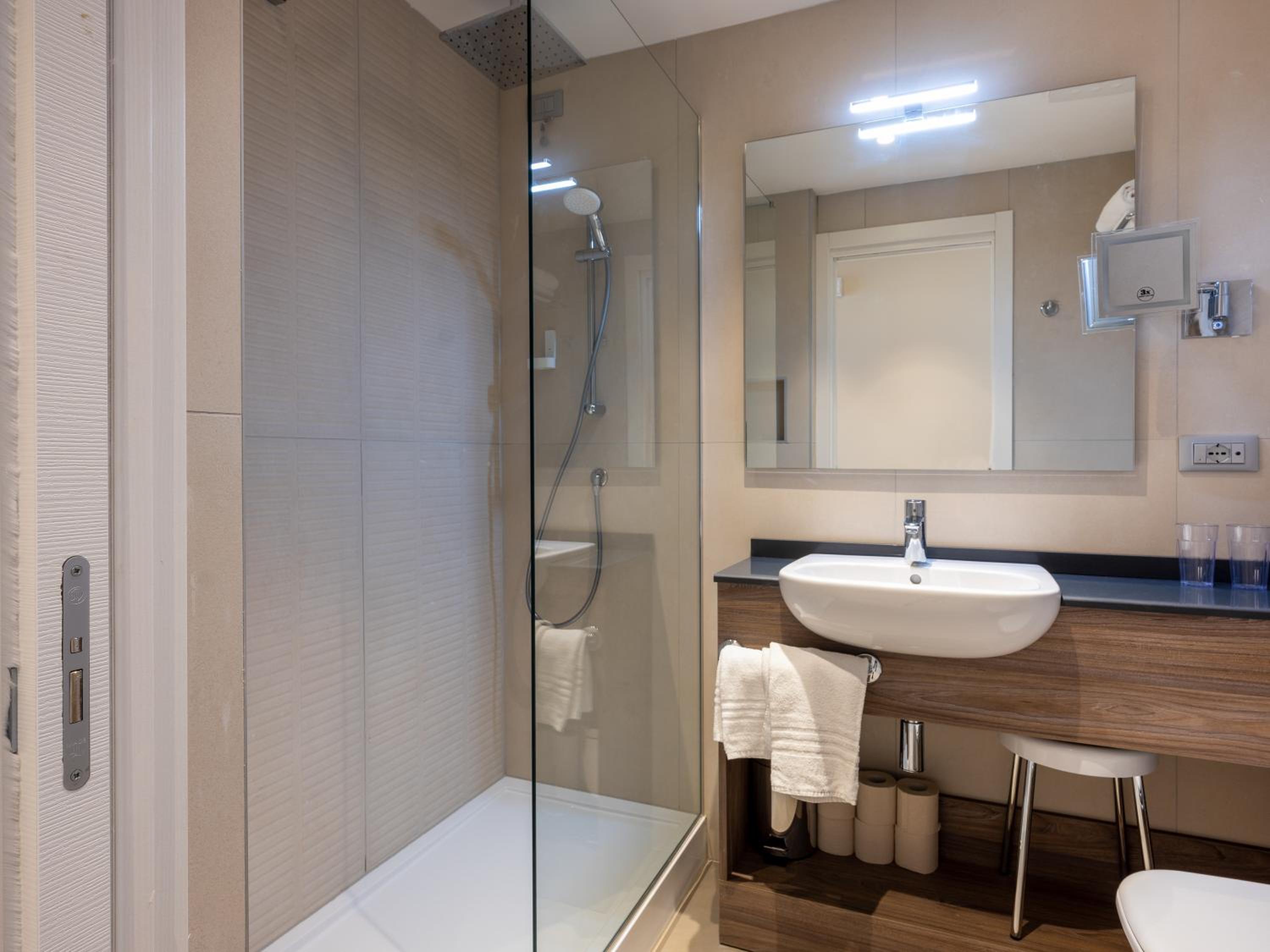 Panoramic Double or Twin Room - Photo 11