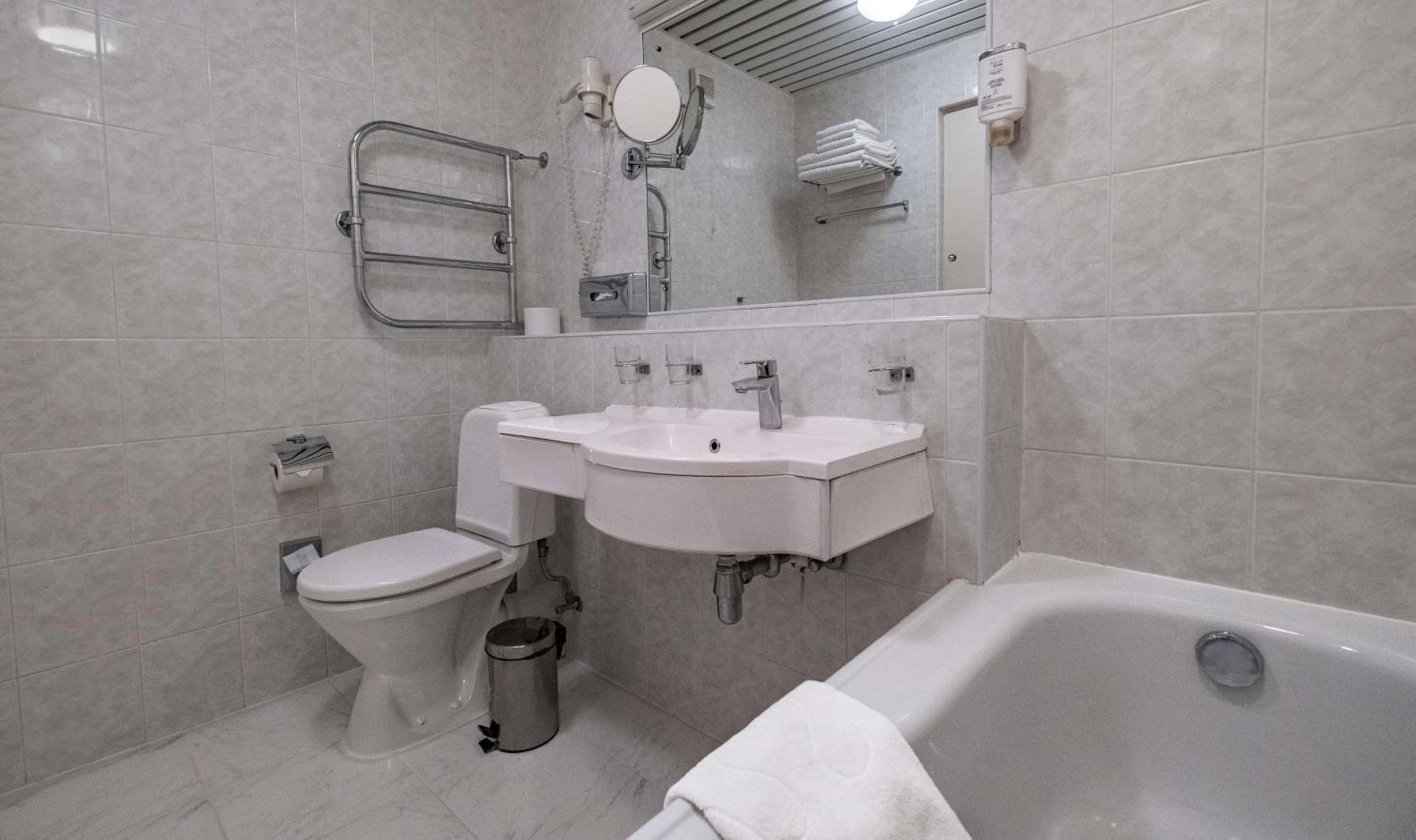 Triple Room with Three Single Beds - Photo 3