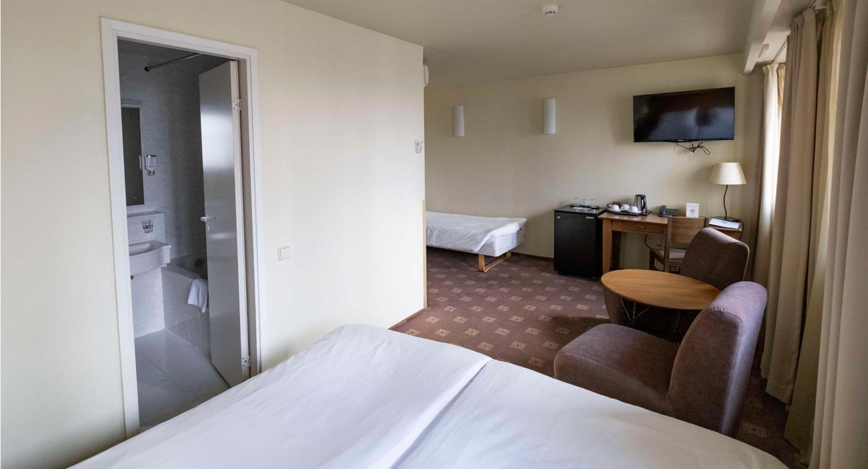 Triple Room with Three Single Beds - Photo 6