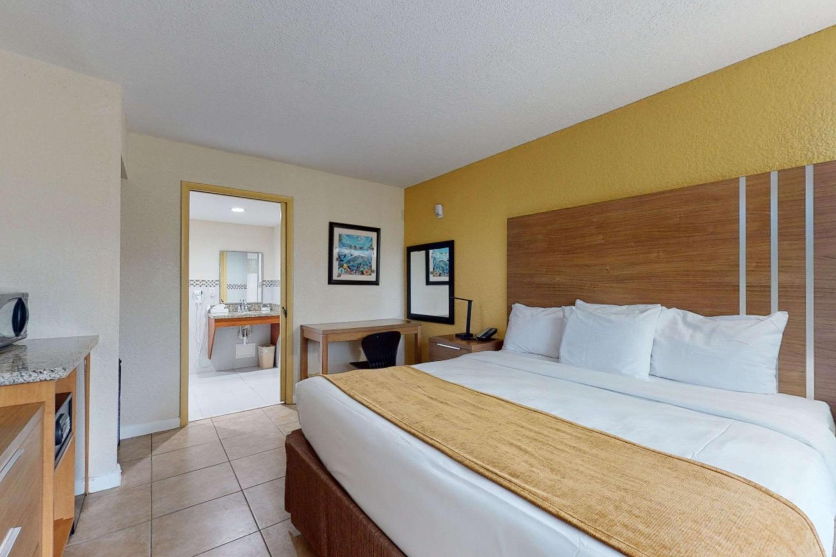 Deluxe King Room with Disability Access - Non-Smoking - Photo 1