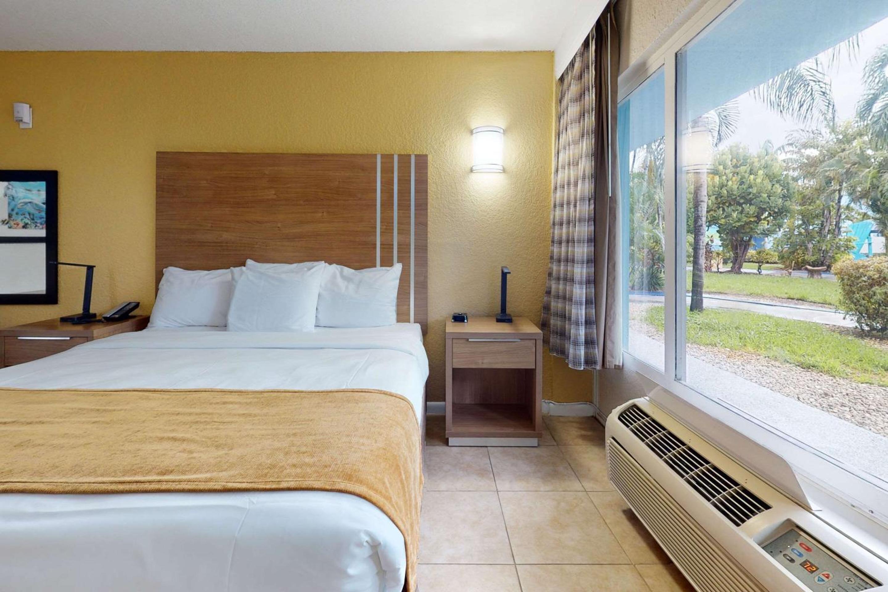Deluxe King Room with Disability Access - Non-Smoking - Photo 3