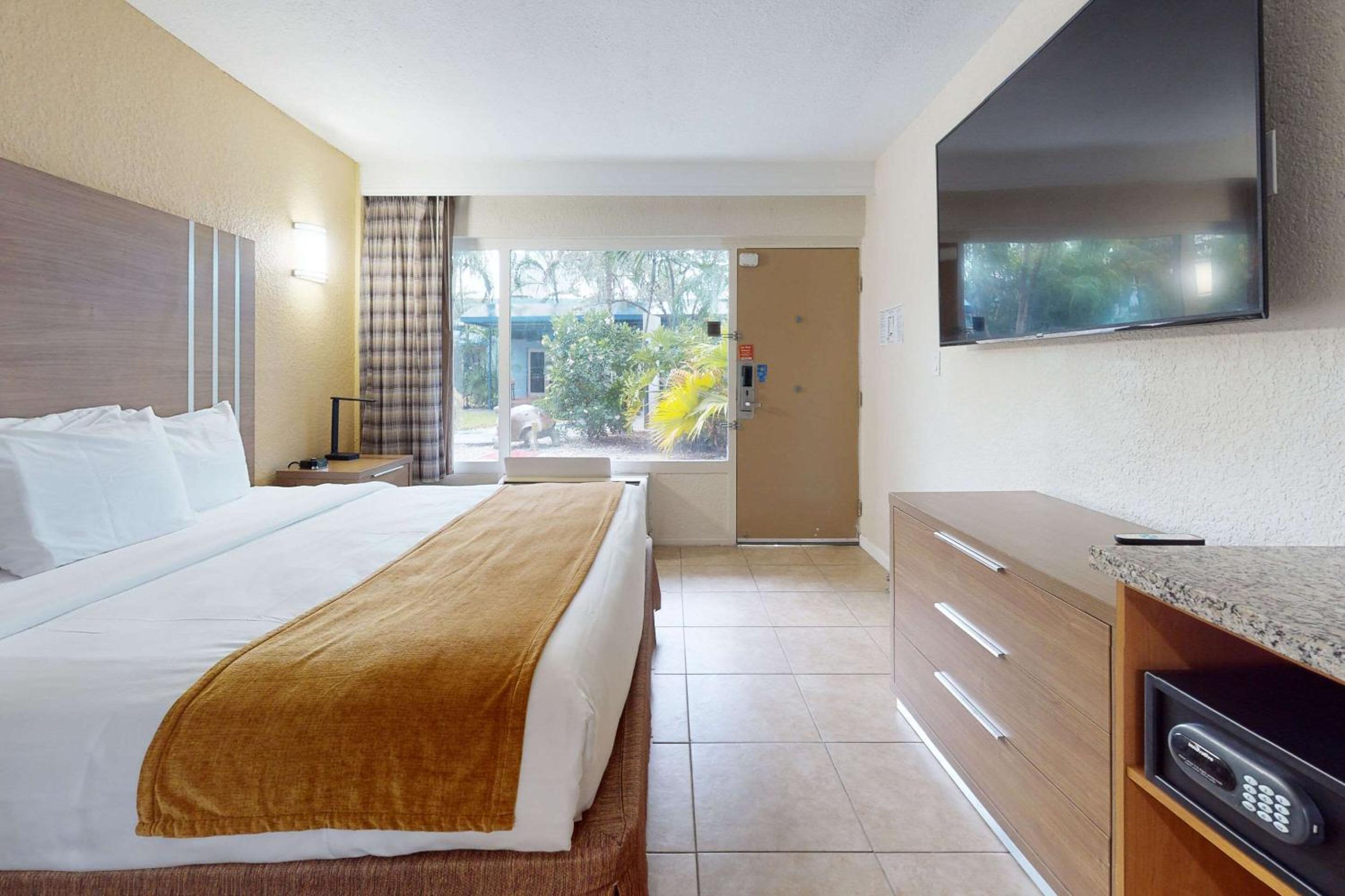 Deluxe King Room with Disability Access - Non-Smoking - Photo 2